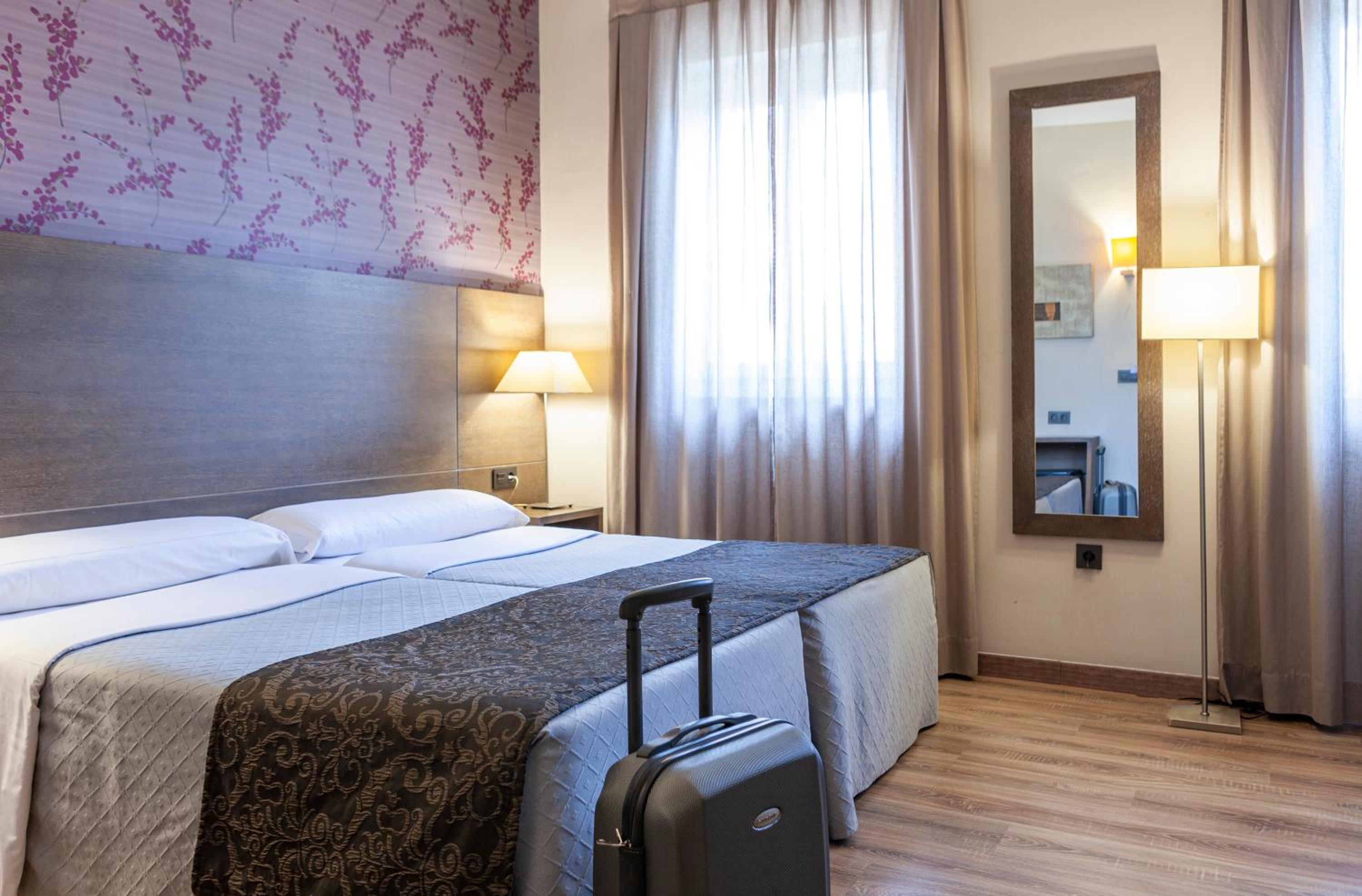 Double or Twin Room - Photo 4