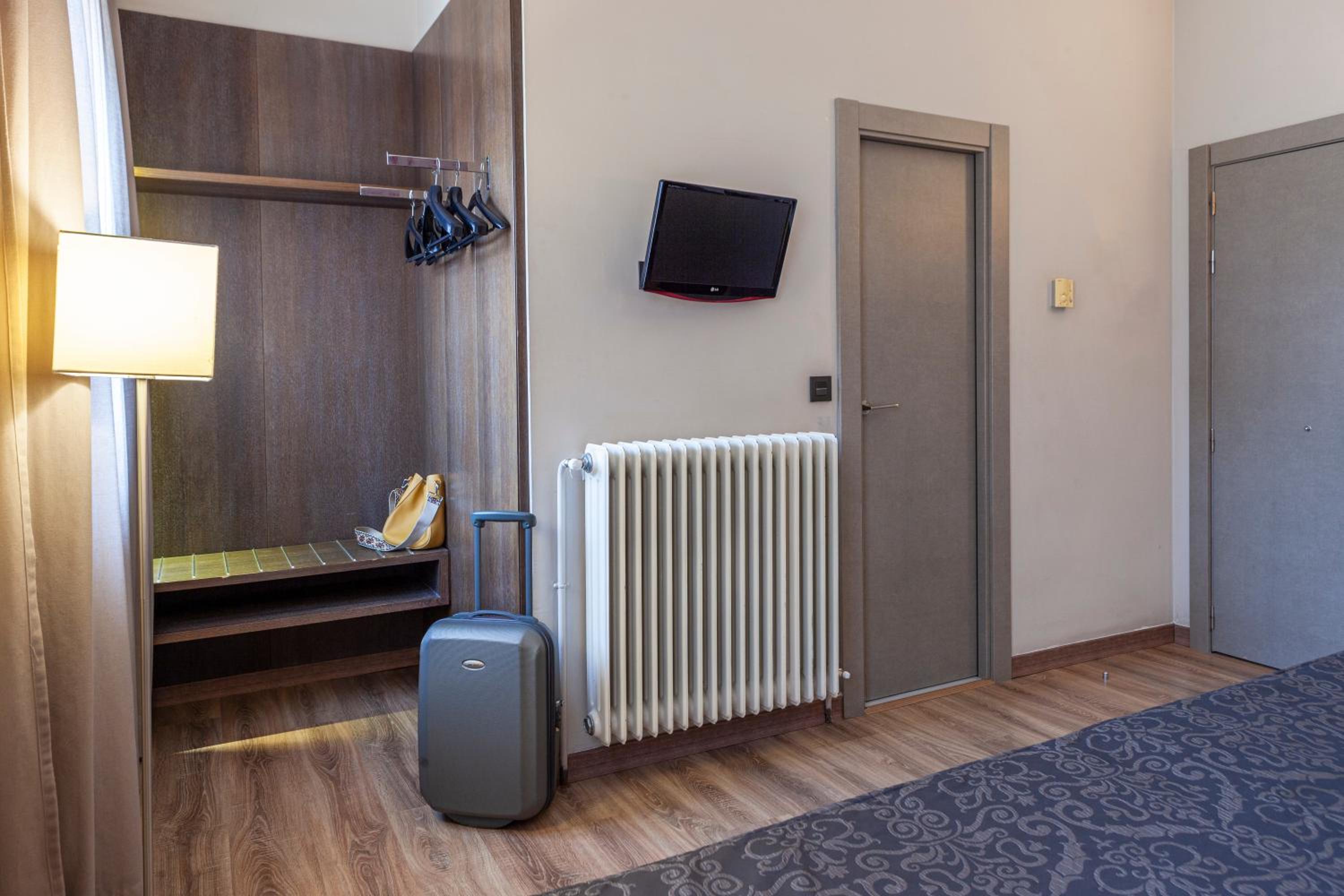 Double or Twin Room - Photo 7