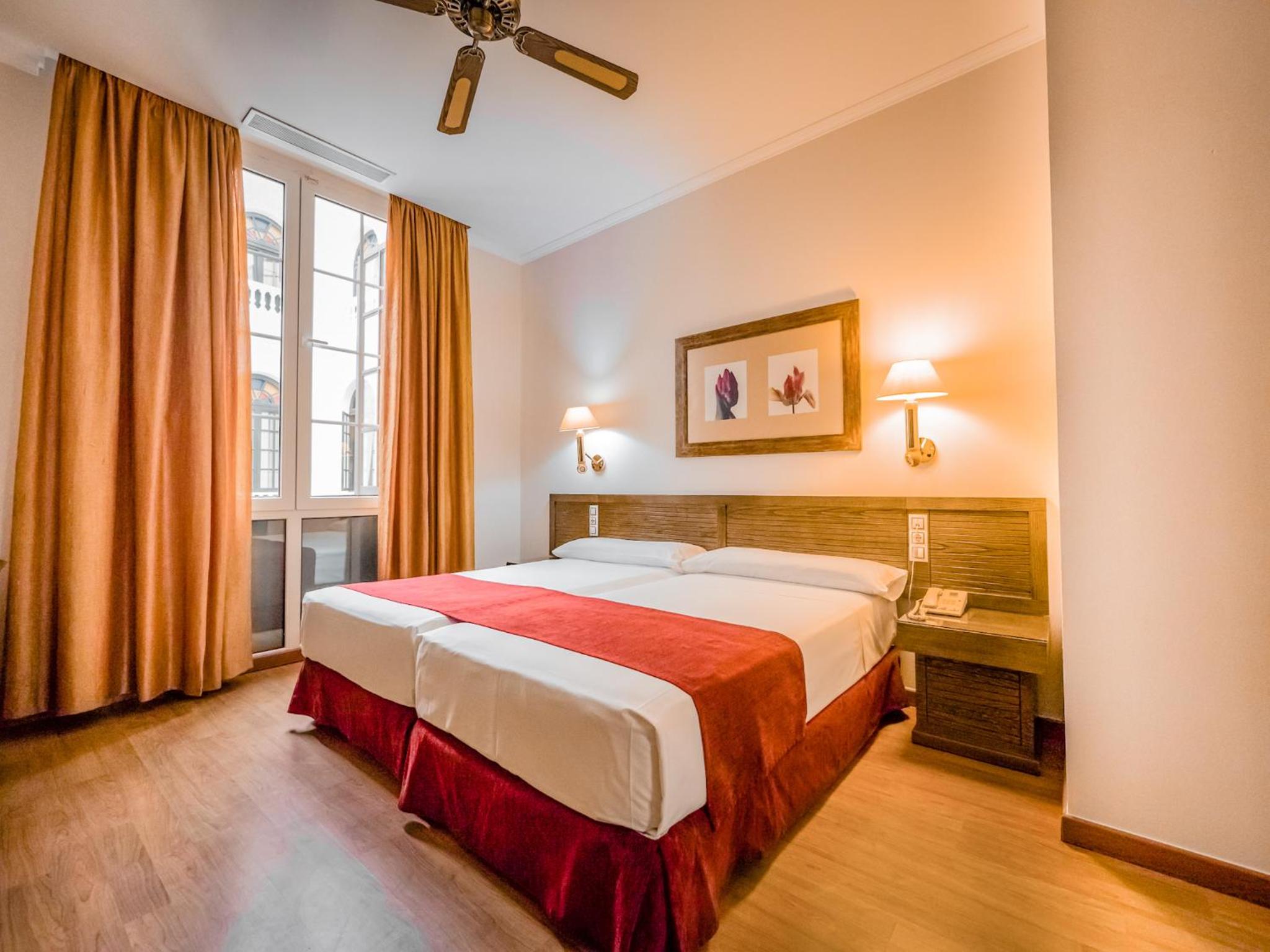 Twin Room (2 Adults + 1 Child) - Photo 1