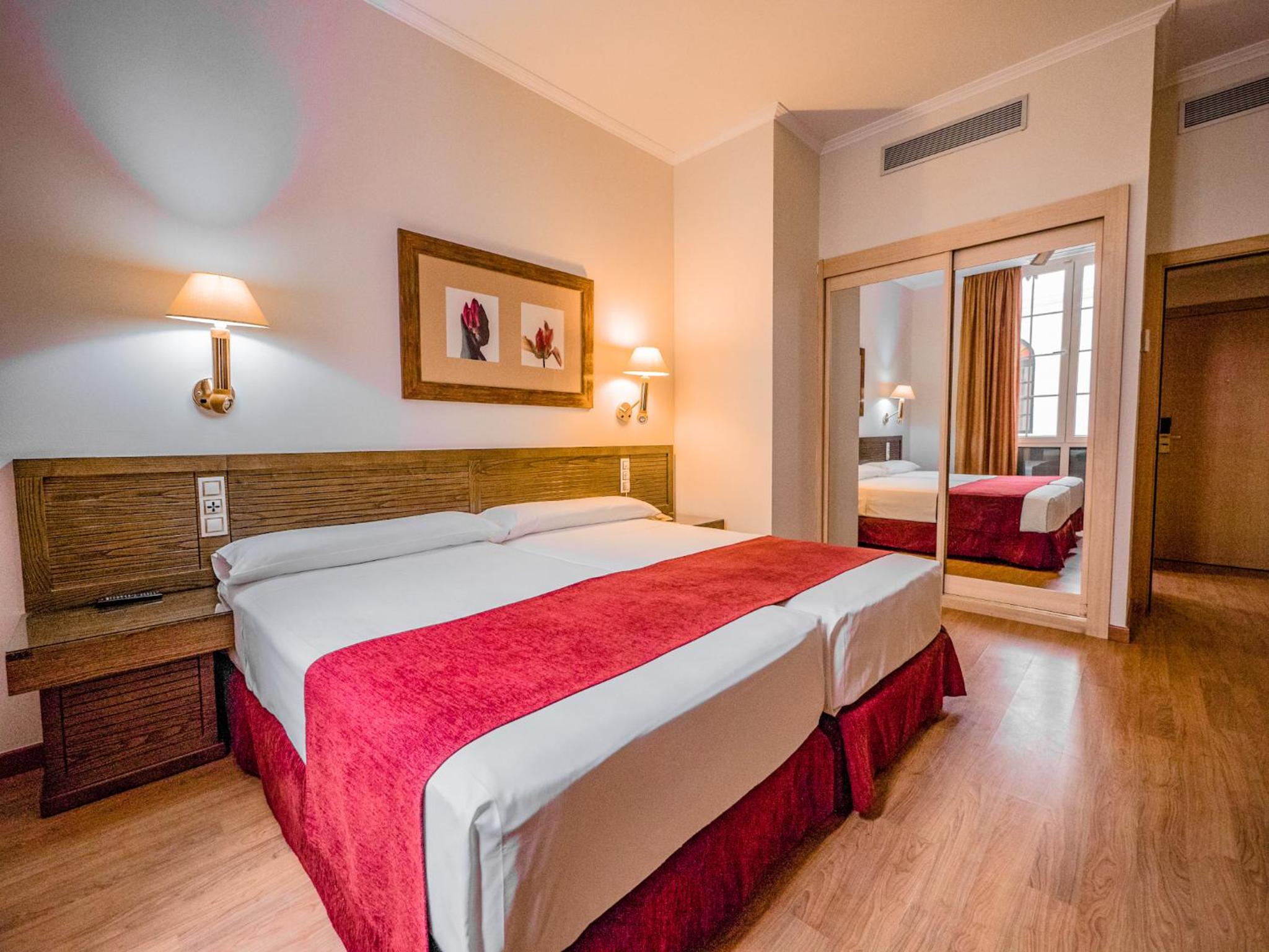 Twin Room (2 Adults + 1 Child) - Photo 2
