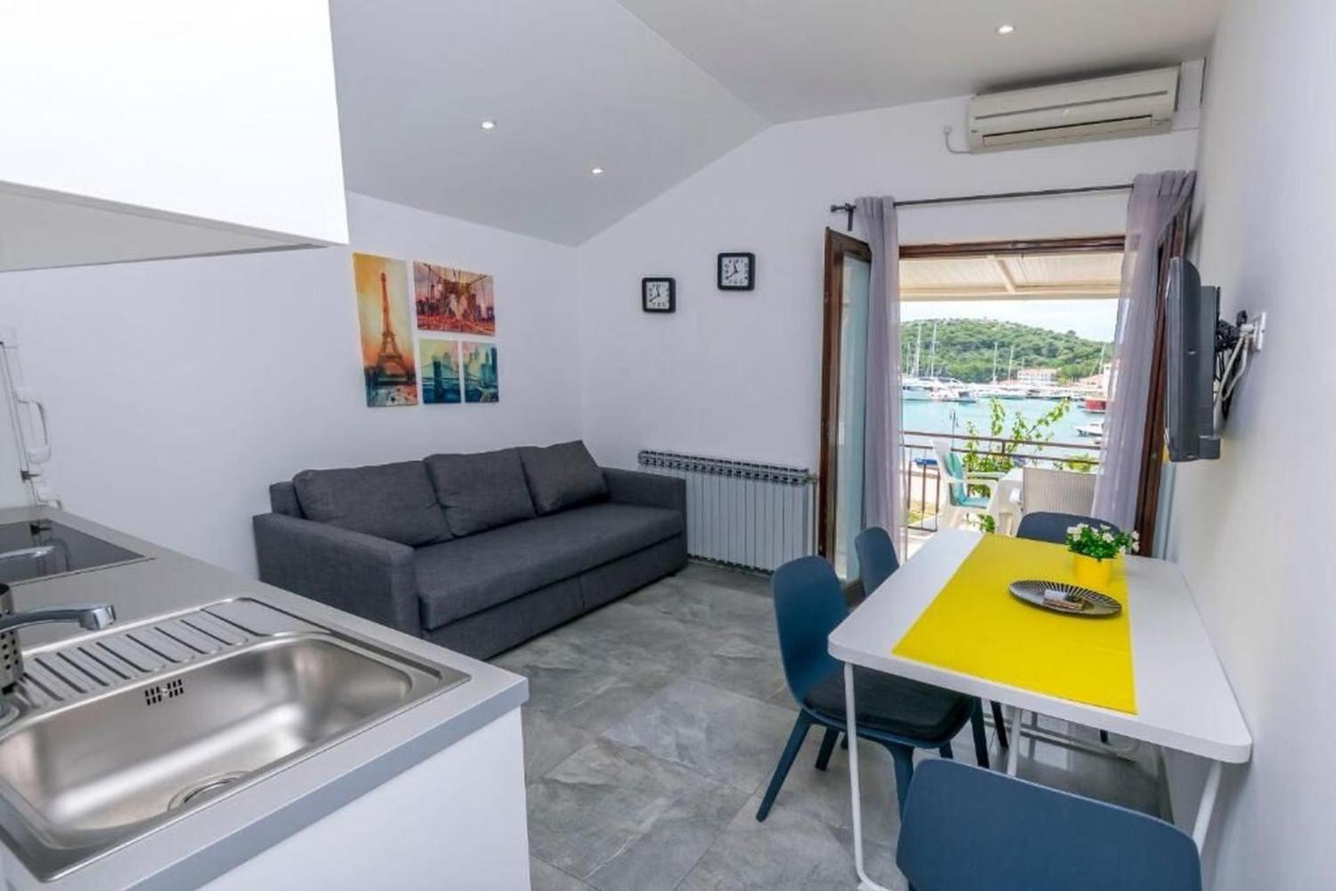 One-Bedroom Apartment with Sea View photo 3