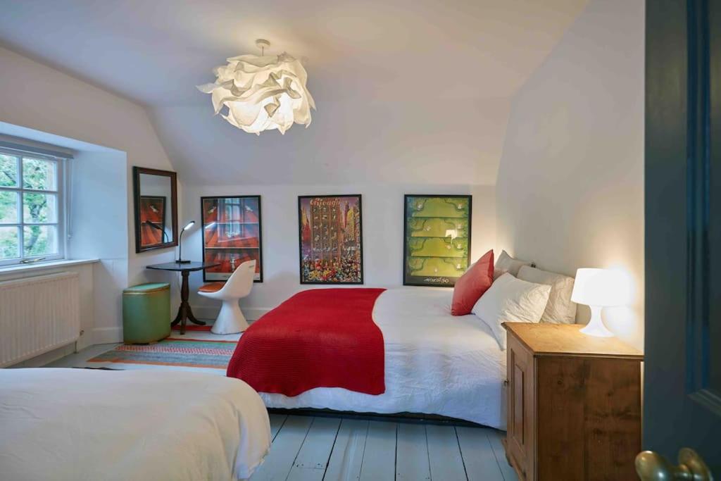 Five-Bedroom House photo 1