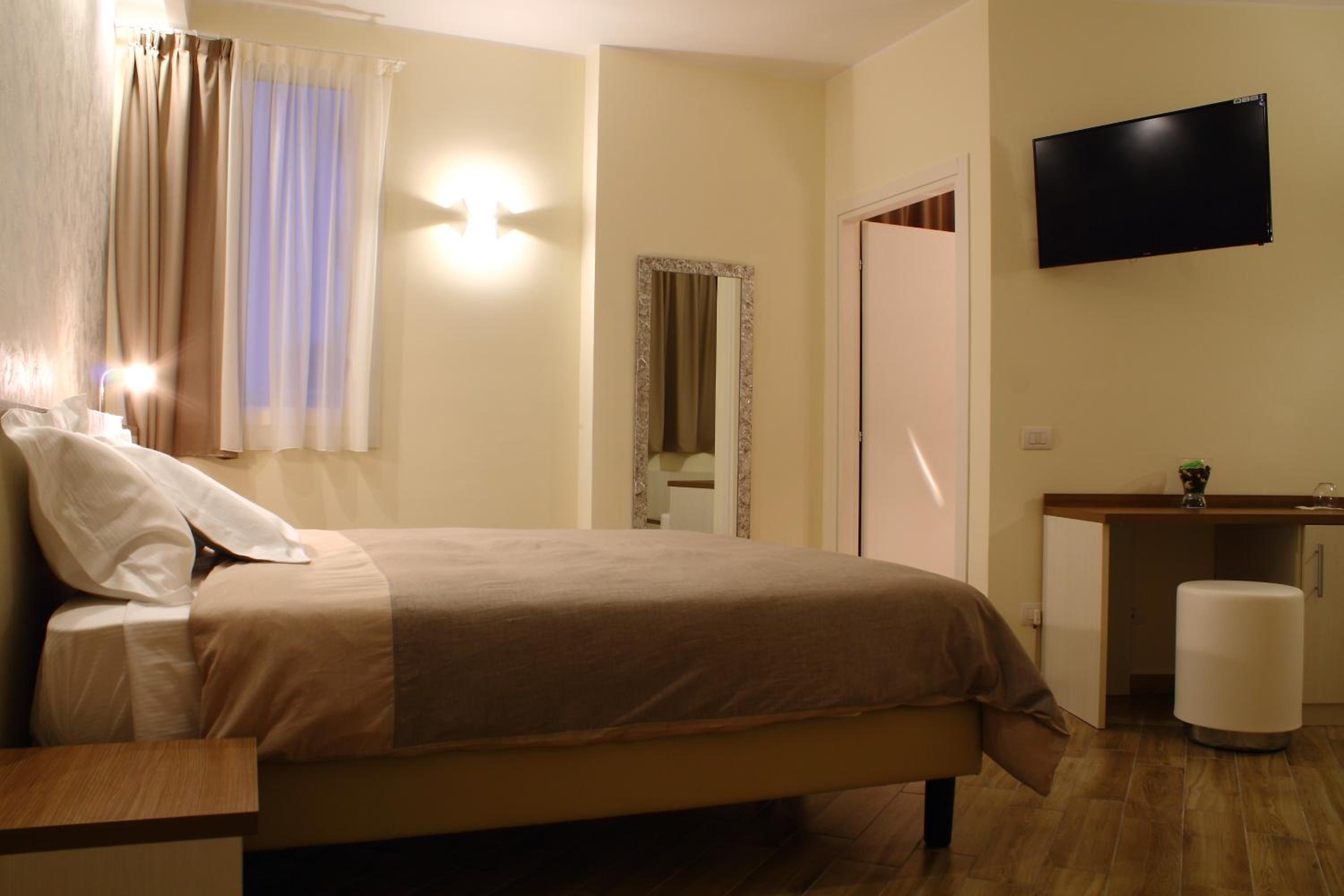 Standard King Room photo 3