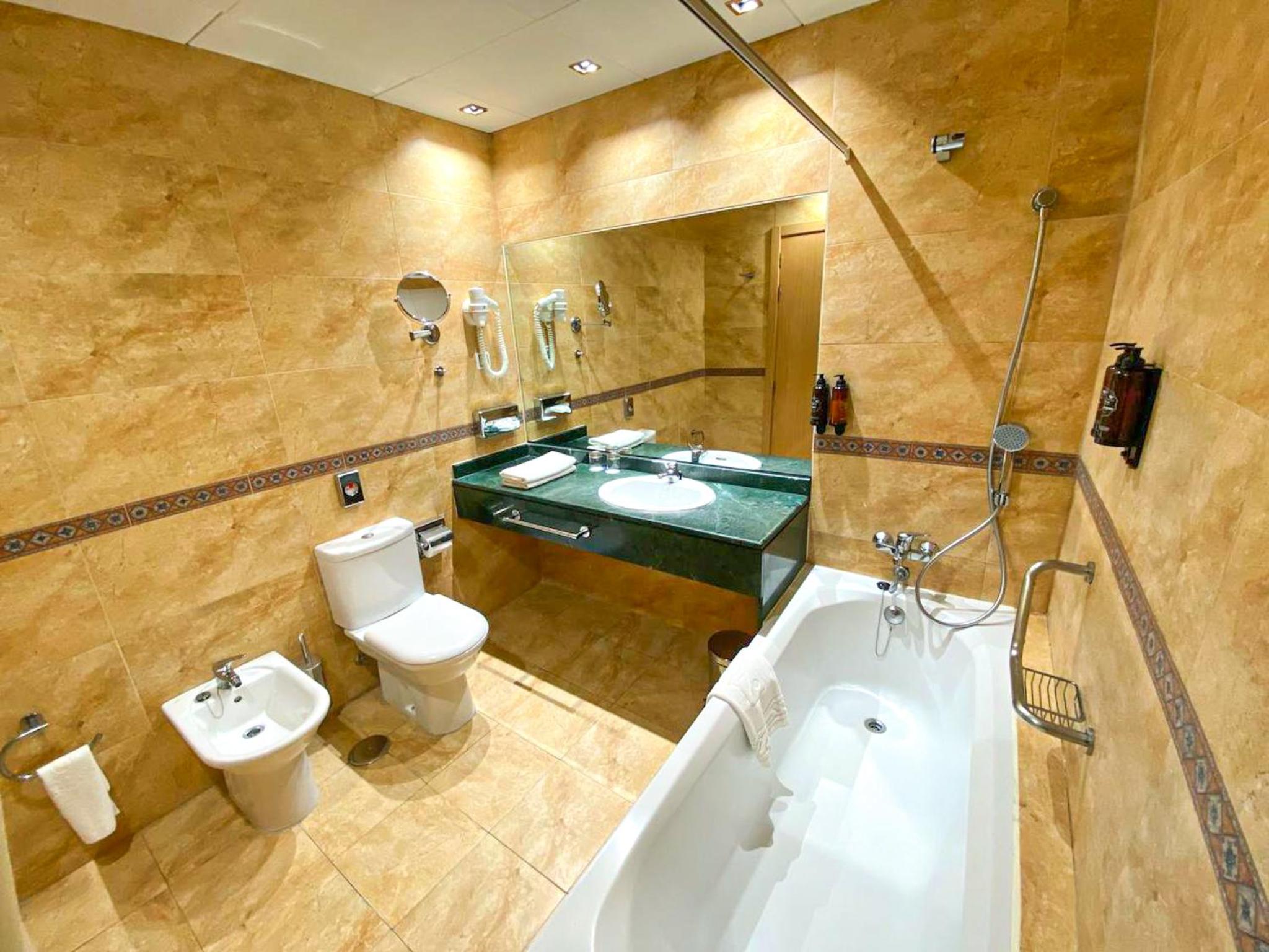 Family Room (2 Adults + 2 Children) - Photo 6