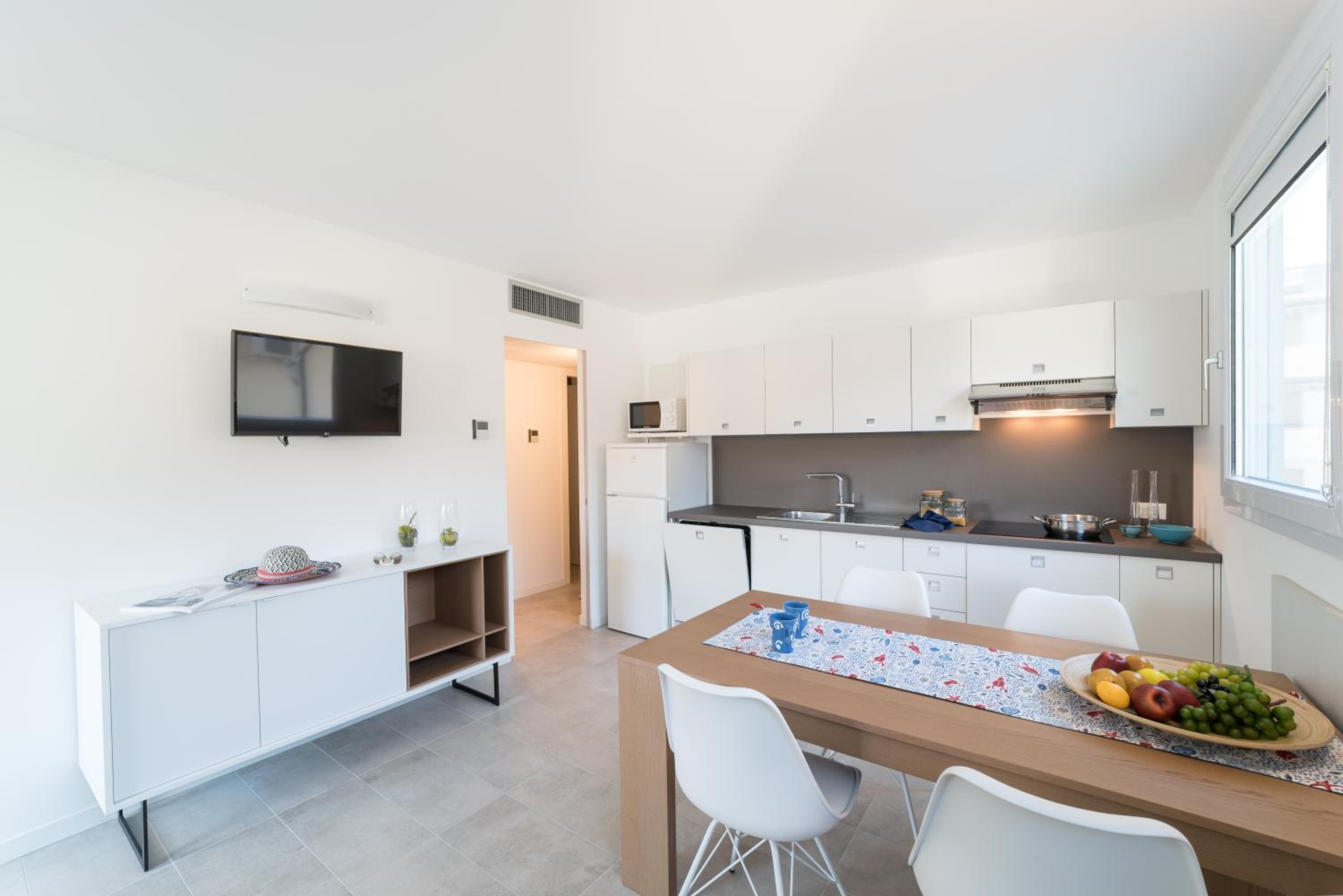 One-Bedroom Apartment with Terrace photo 1