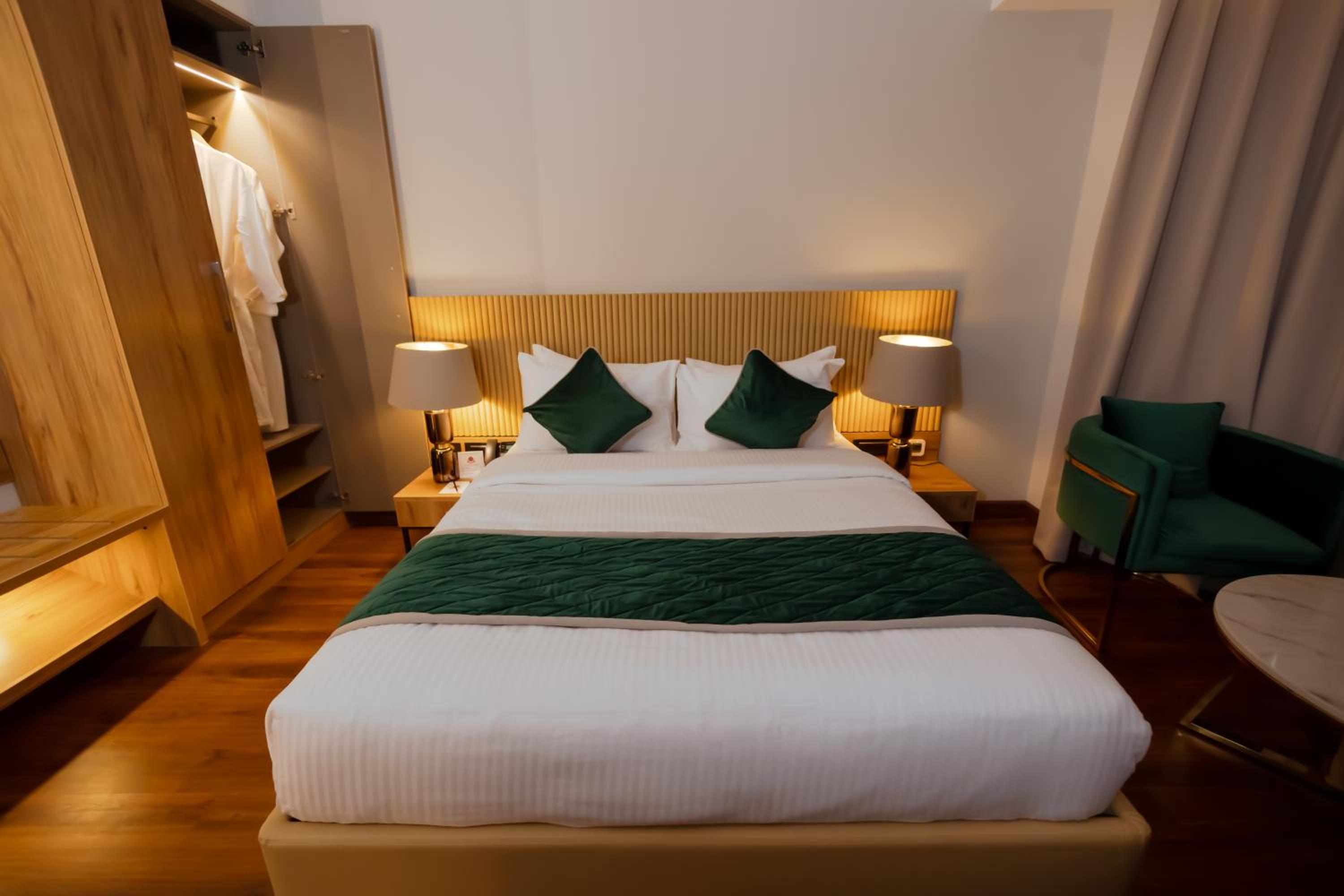 Deluxe Queen Room - Photo 6