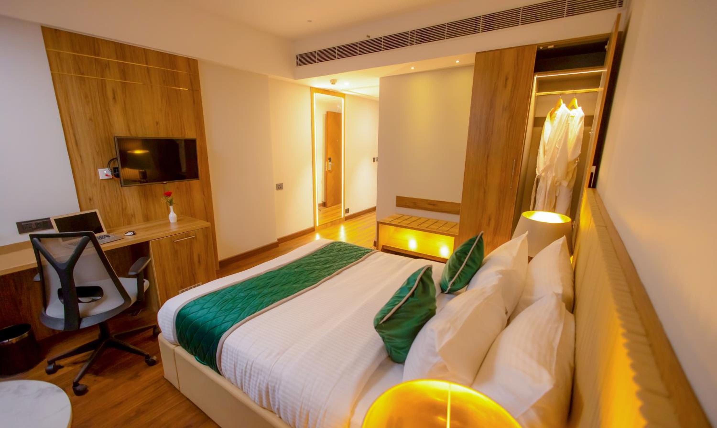 Deluxe King Room - Photo 4