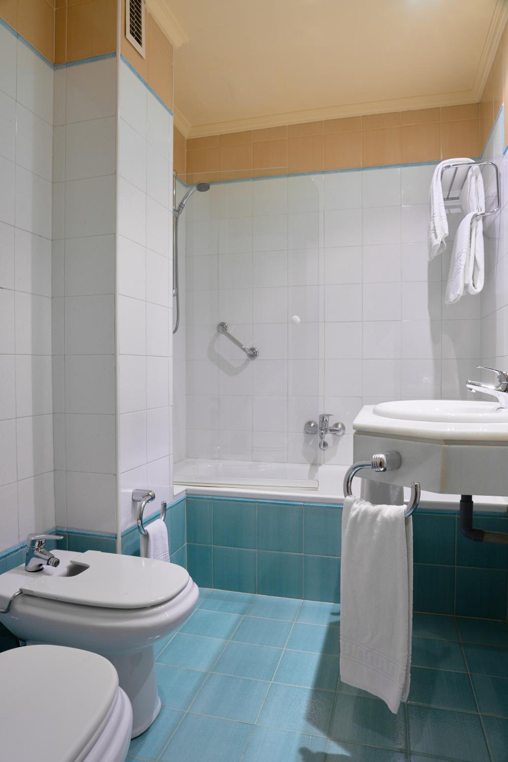 Double or Twin Room - Photo 6