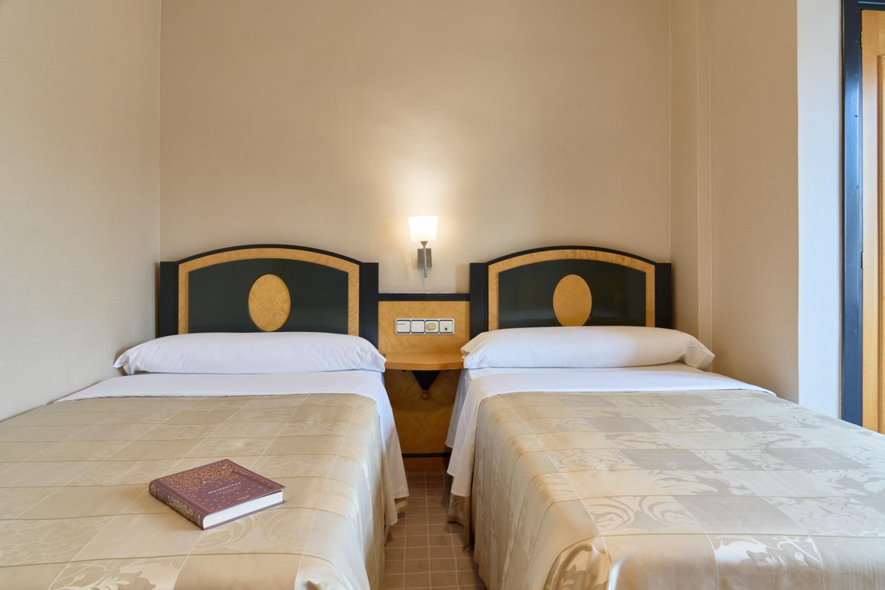 Double or Twin Room - Photo 4