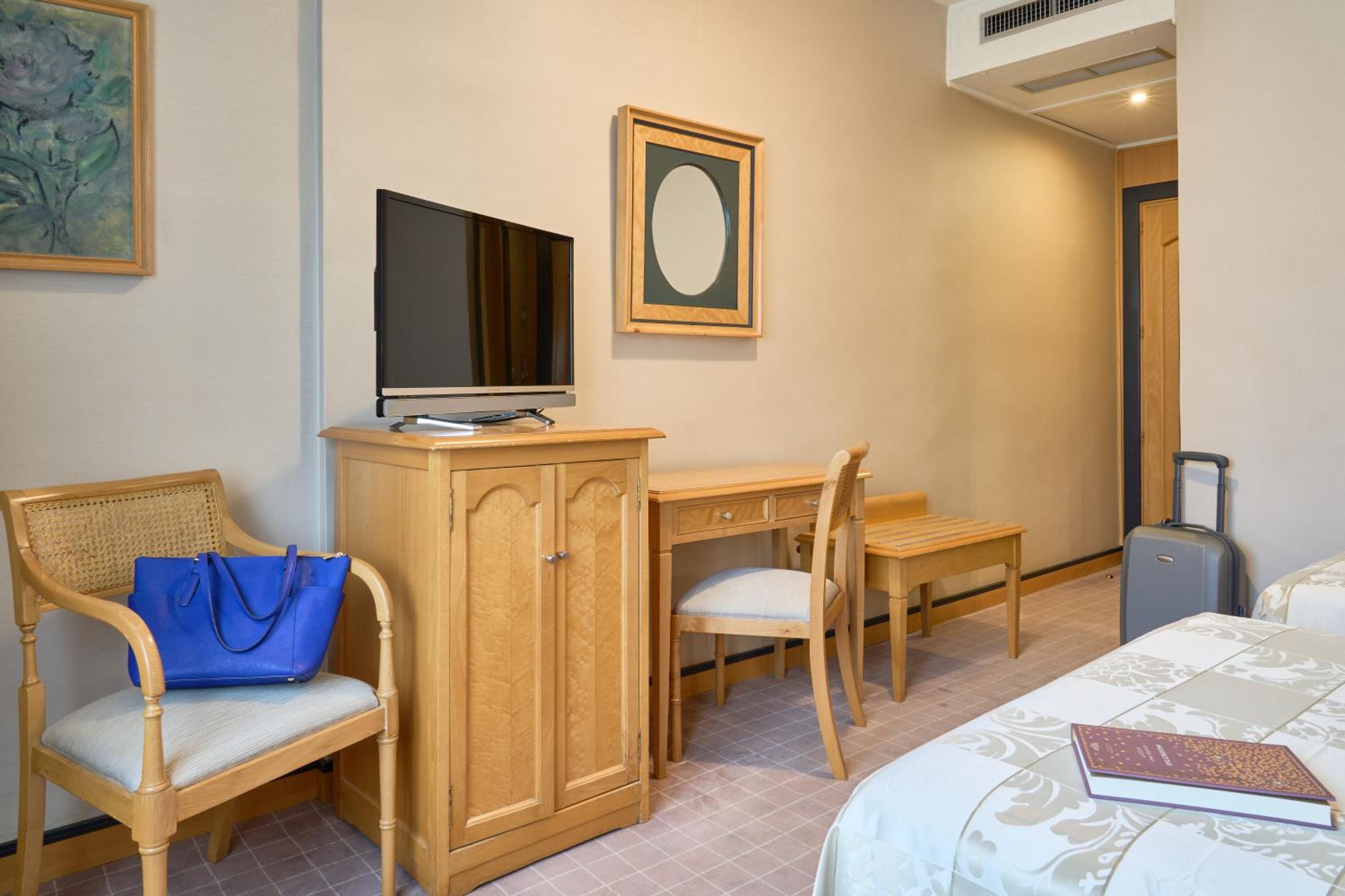 Double or Twin Room - Photo 5