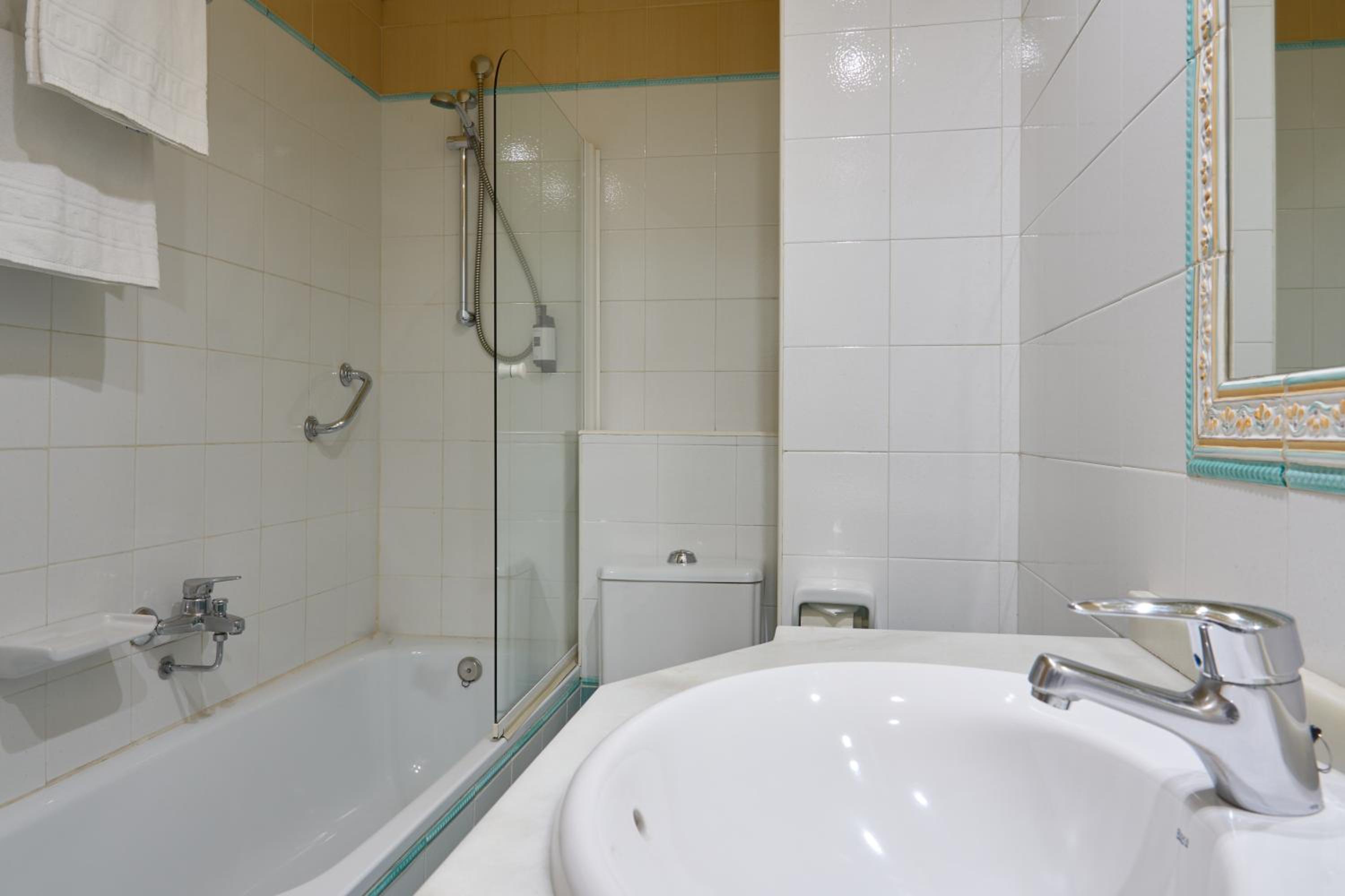 Double or Twin Room with Terrace - Photo 19