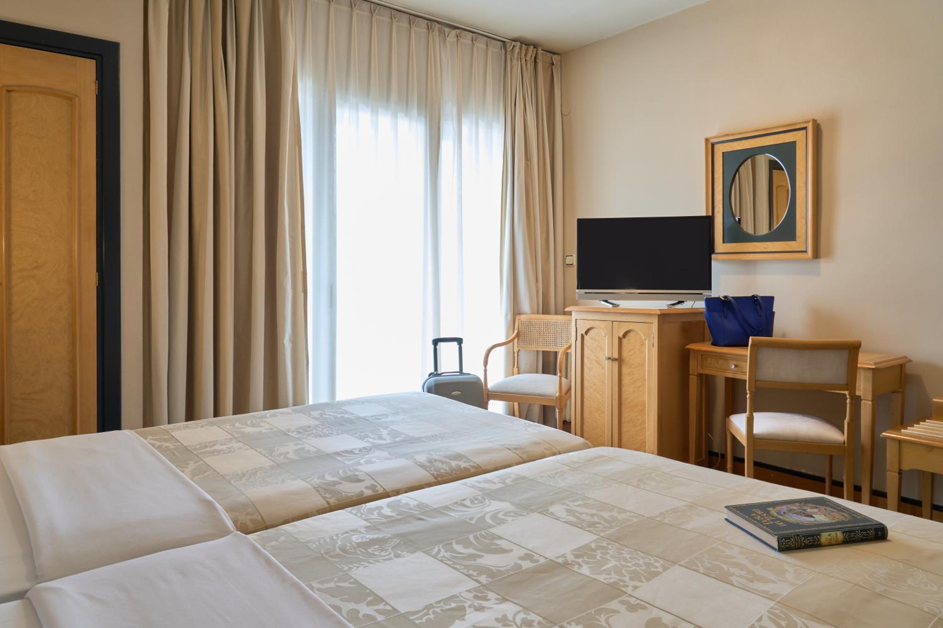 Double or Twin Room with Terrace - Photo 7