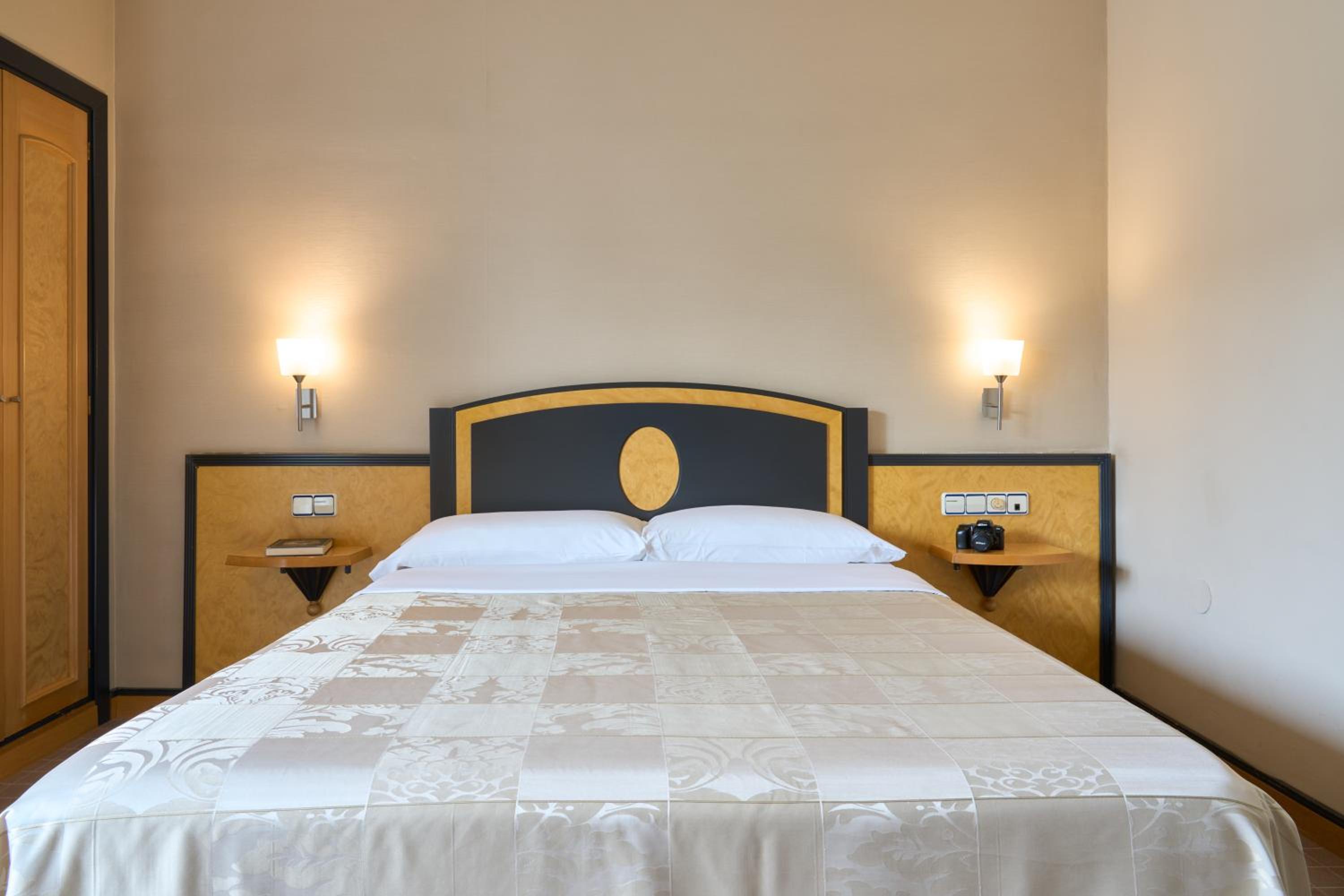 Double or Twin Room with Terrace - Photo 3