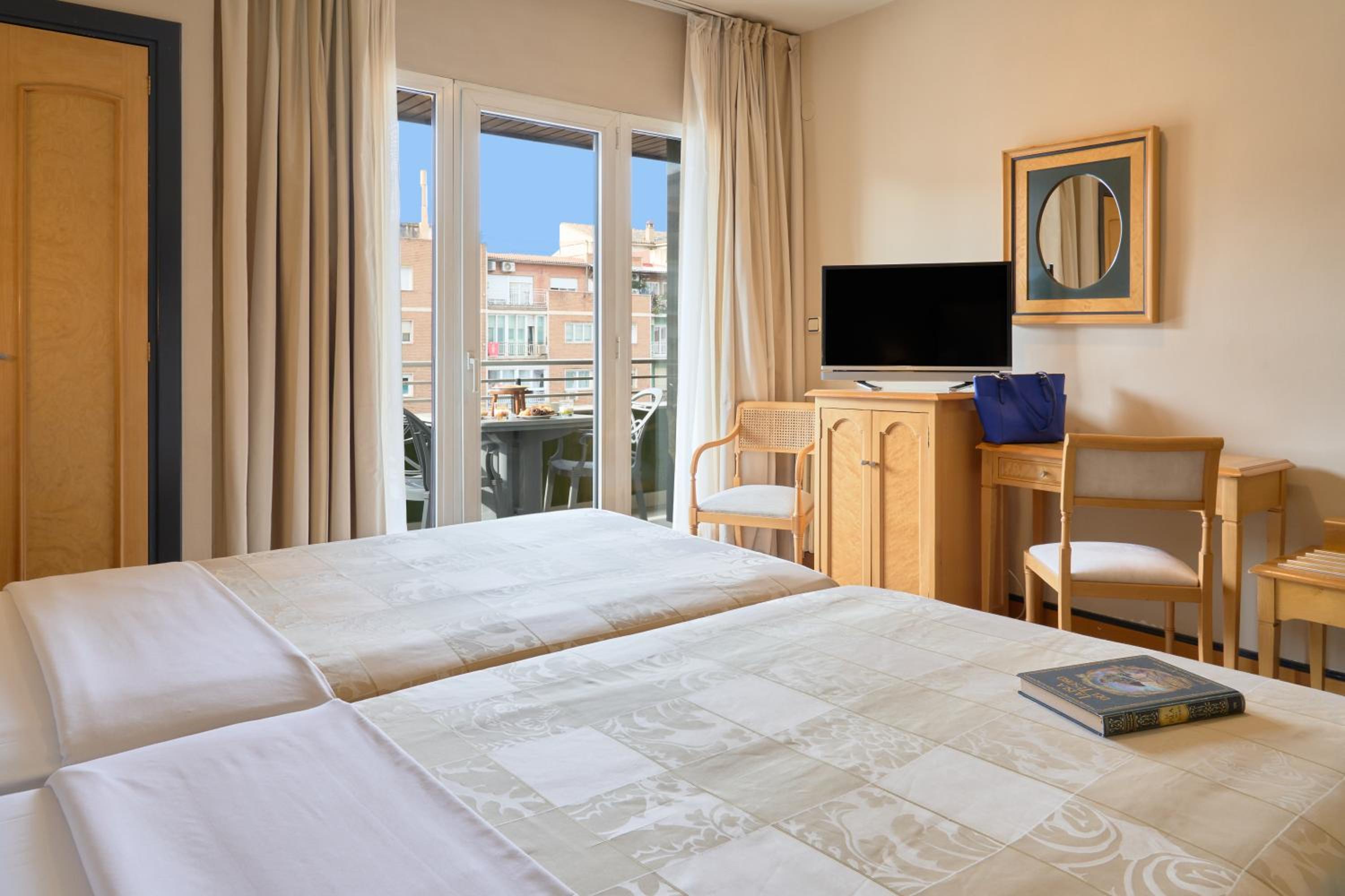 Double or Twin Room with Terrace - Photo 11