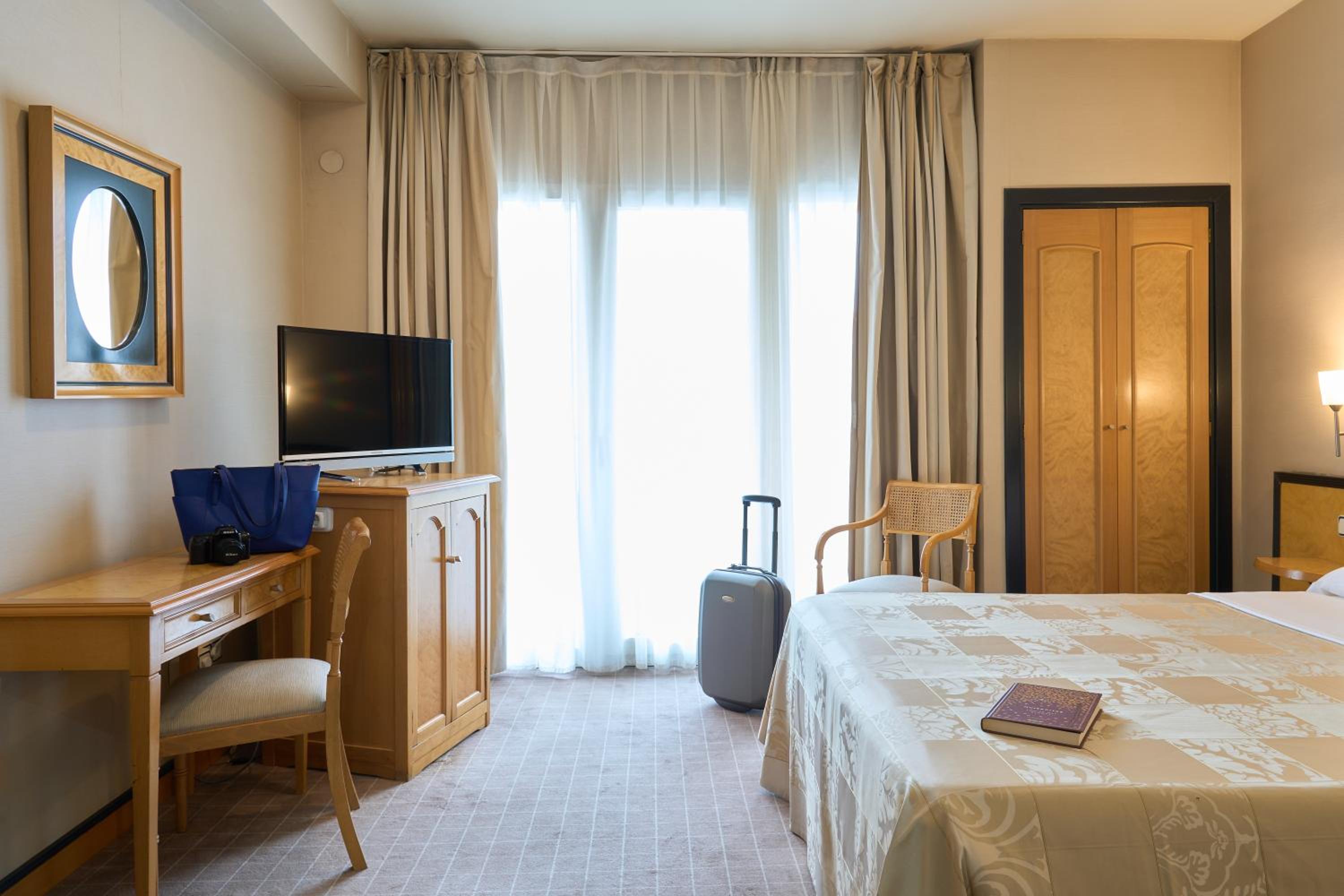 Double or Twin Room with Terrace - Photo 8