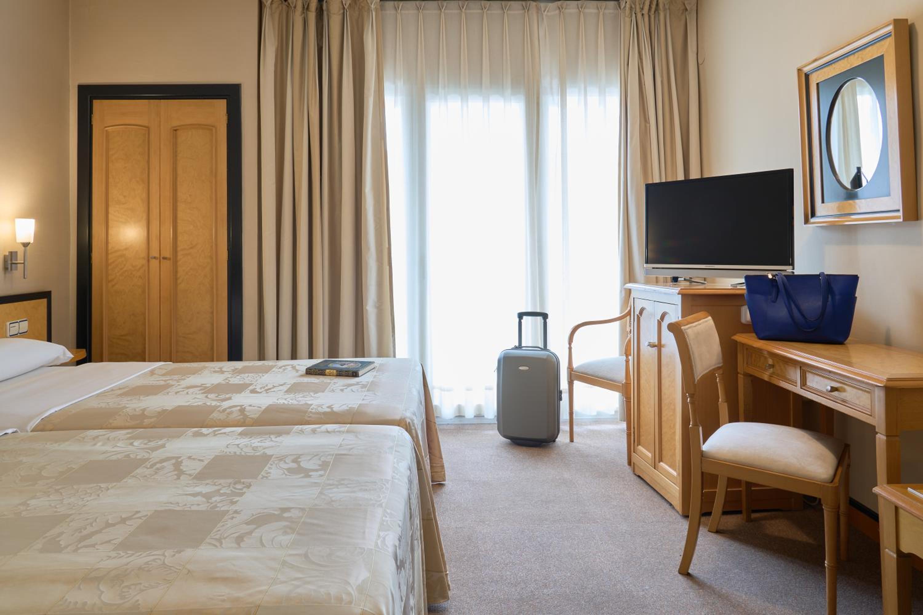 Double or Twin Room with Terrace - Photo 2