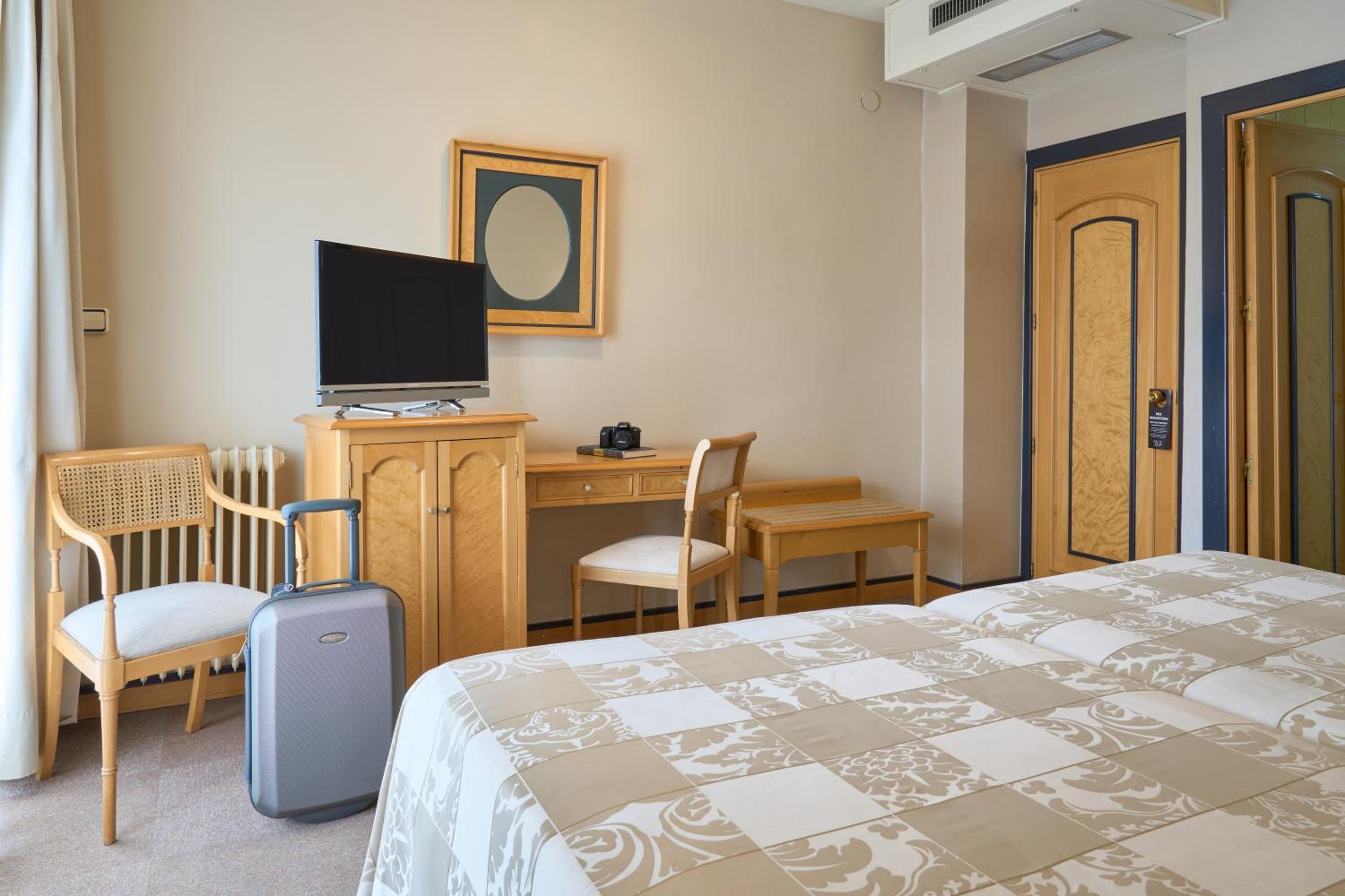 Double or Twin Room with Terrace - Photo 6