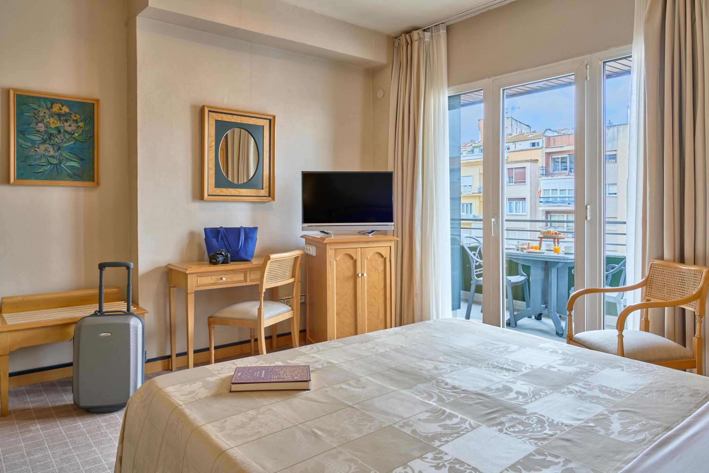 Double or Twin Room with Terrace - Photo 16