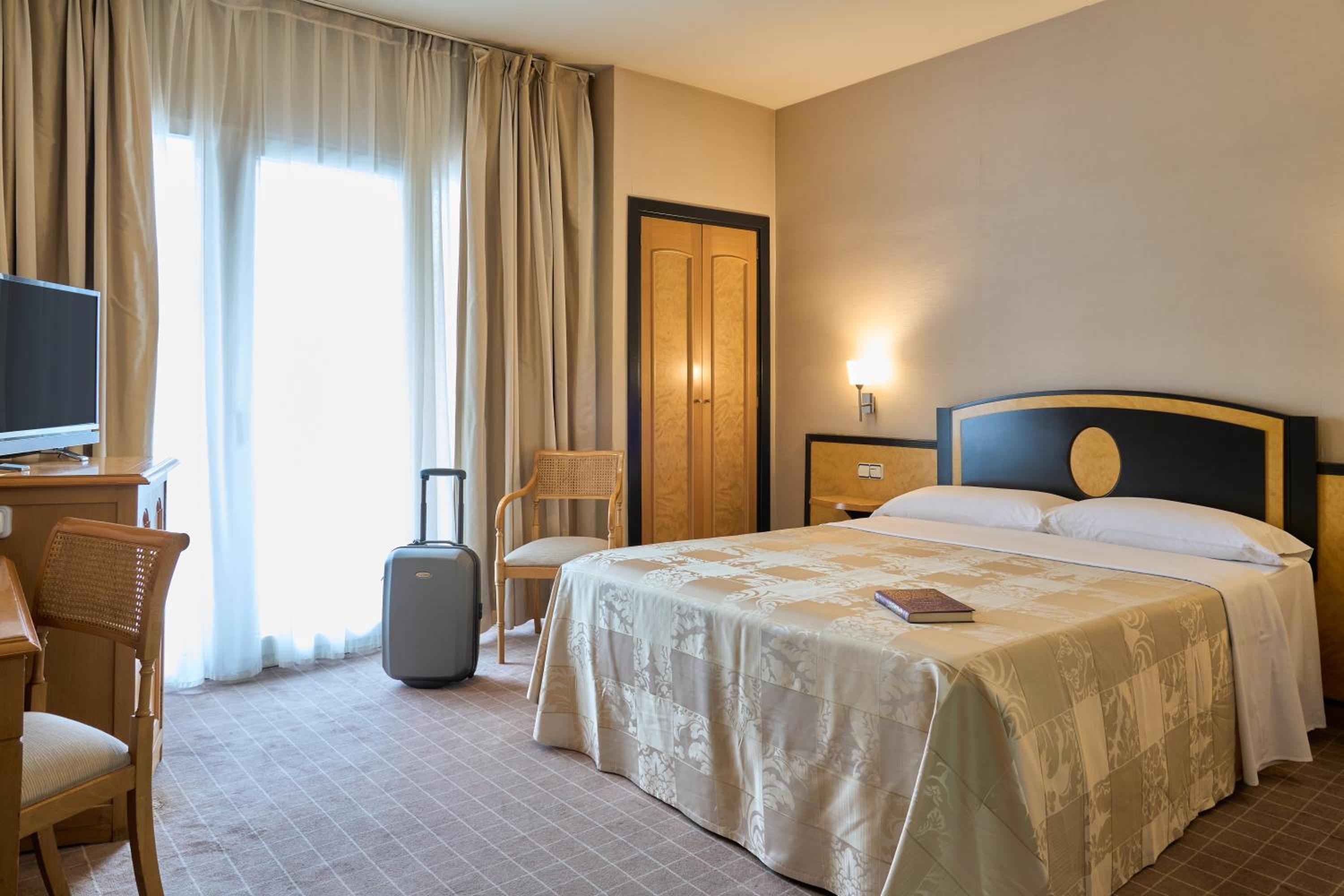 Double or Twin Room with Terrace - Photo 9