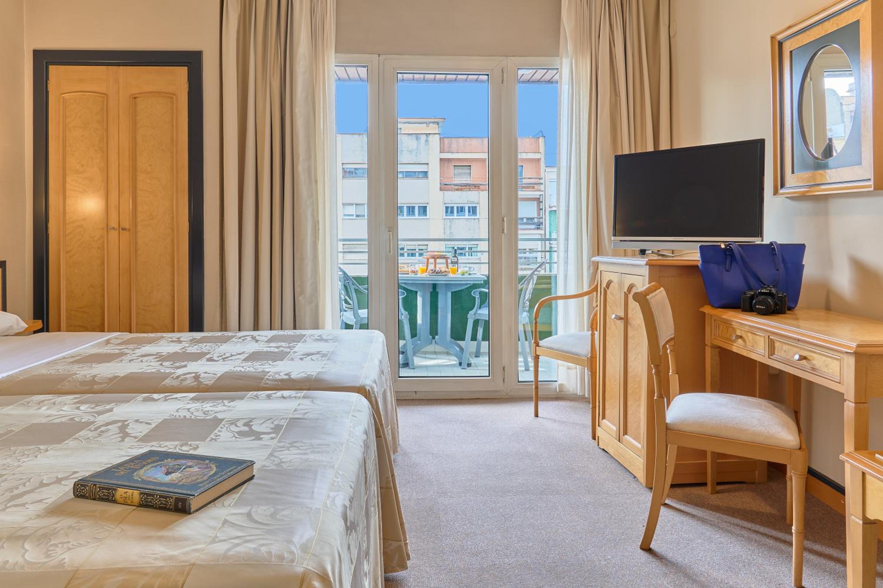 Double or Twin Room with Terrace - Photo 15
