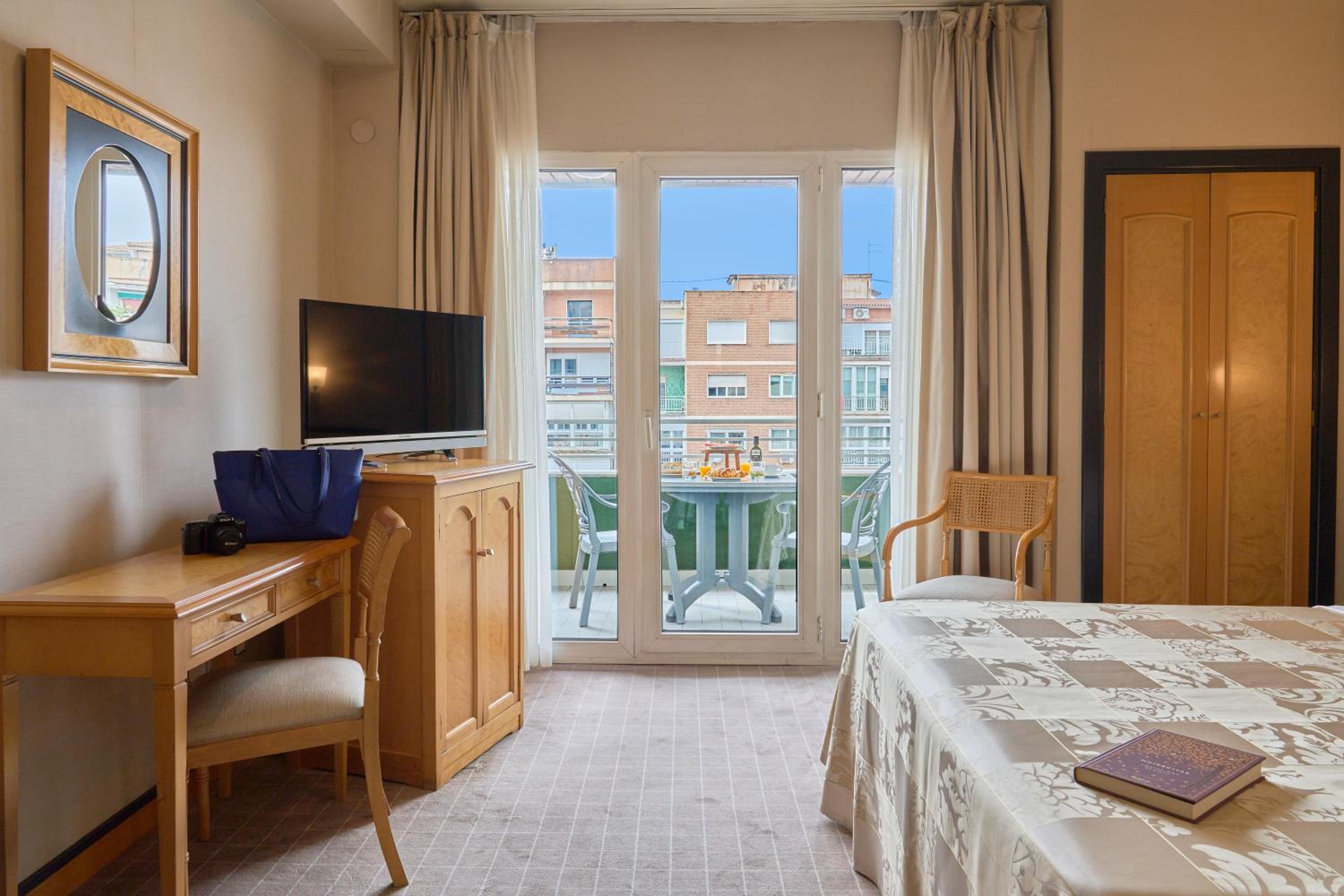 Double or Twin Room with Terrace - Photo 12