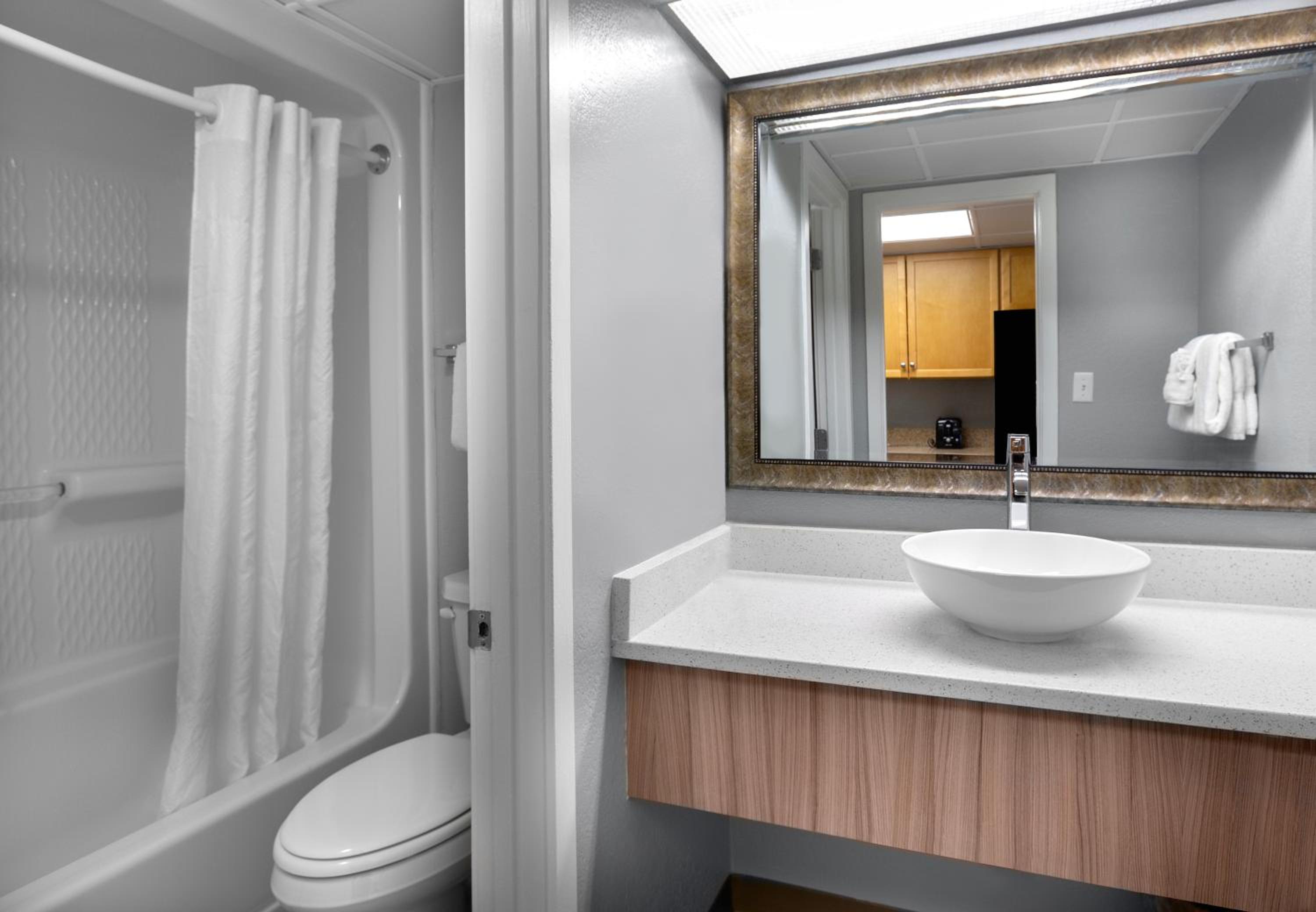Oceanfront Queen Suite photo 2