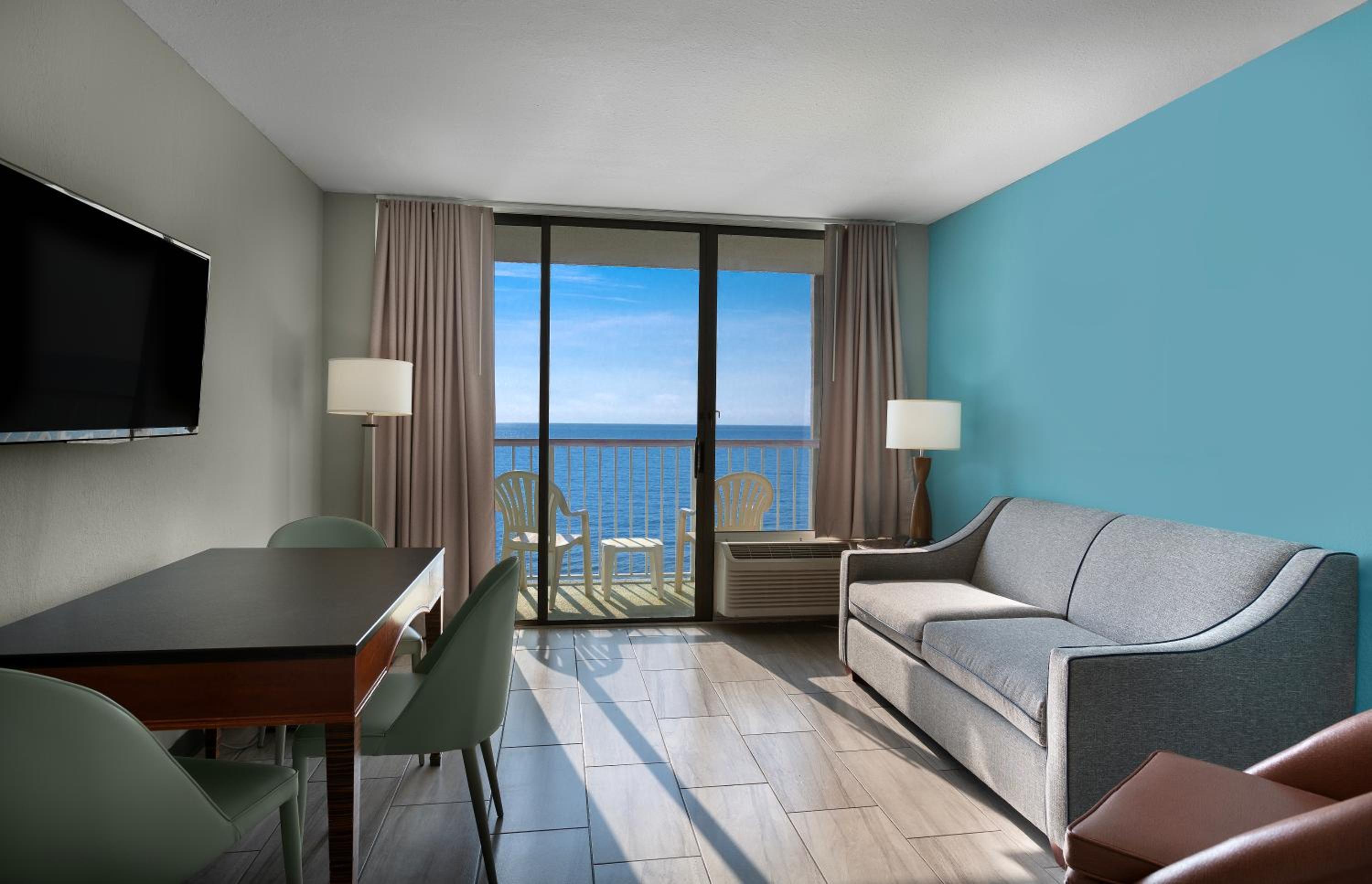 Oceanfront Queen Suite photo 1