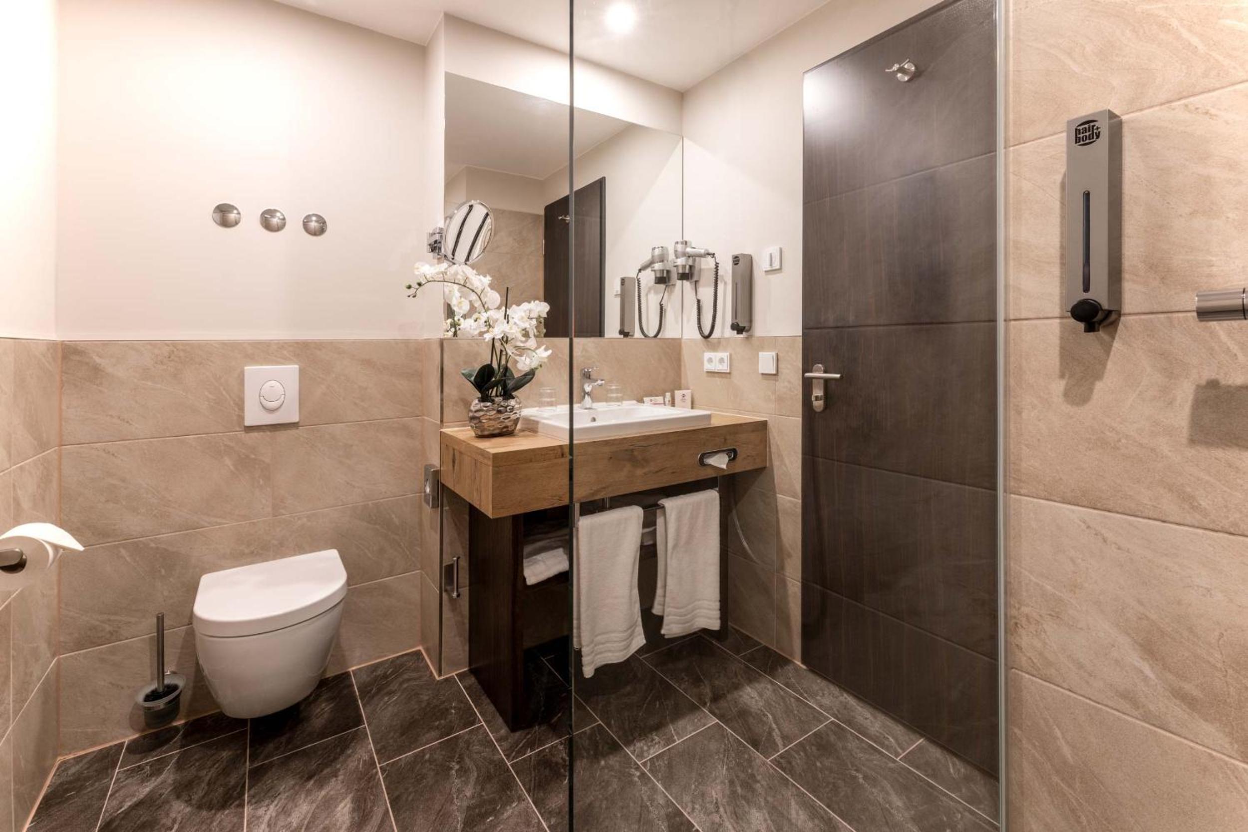 Premium Double Room thumbnail 5