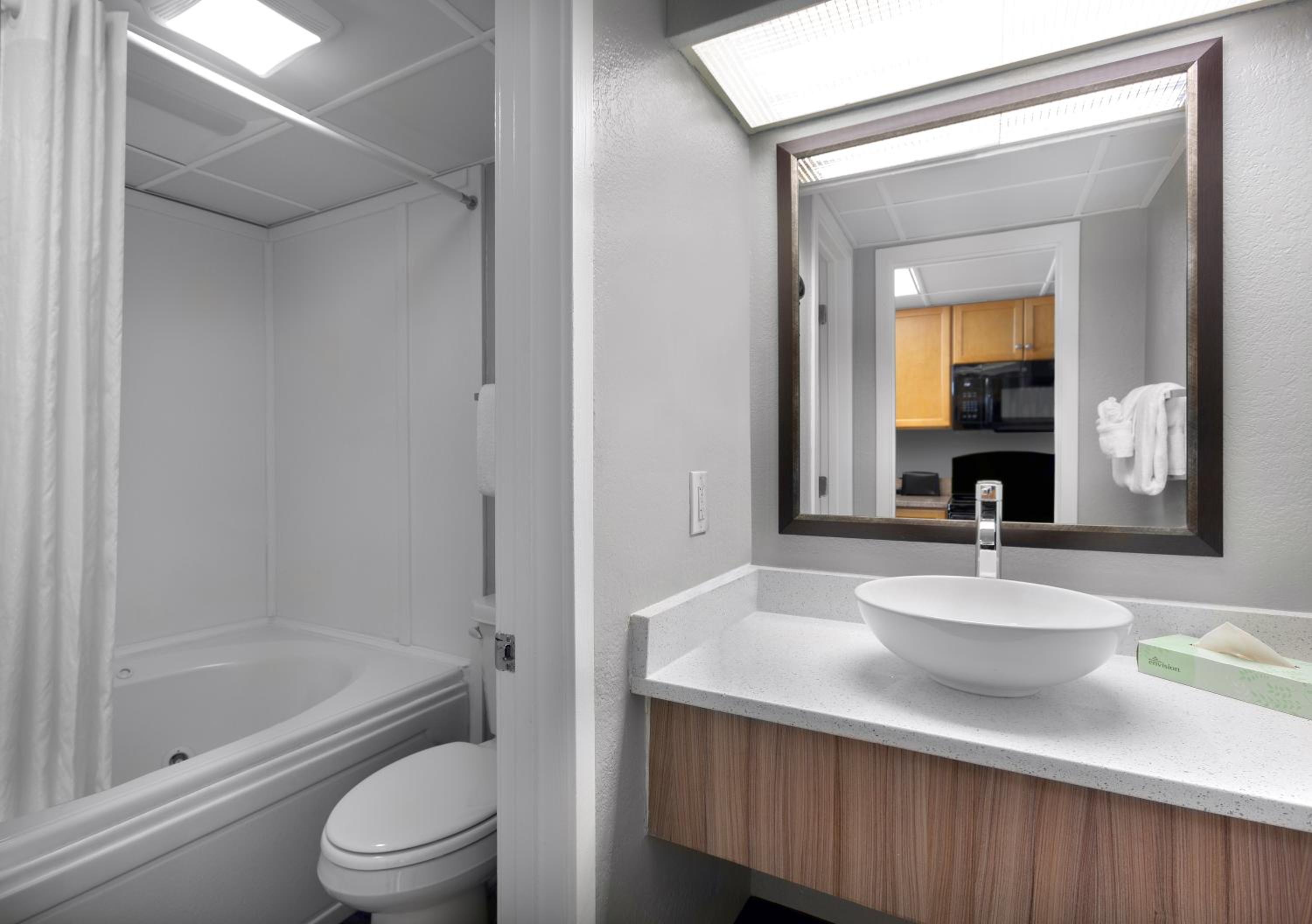 Oceanfront King Suite with Spa Bath photo 2