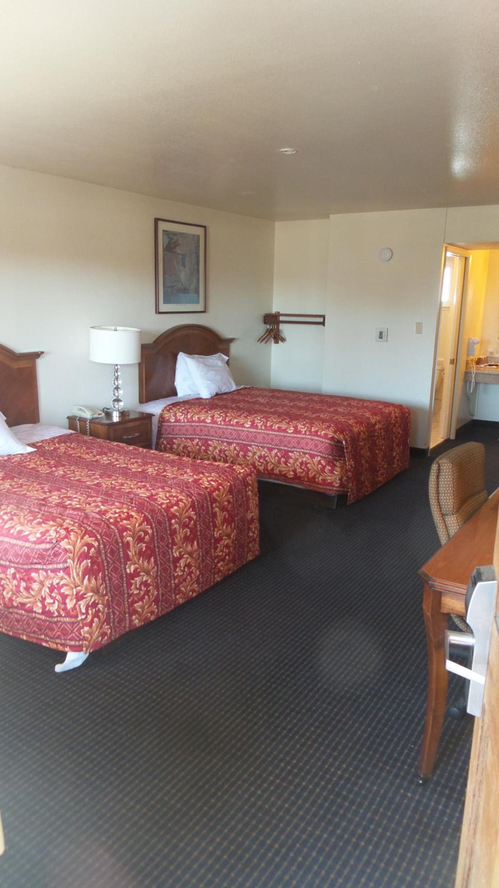 Queen Room with Two Queen Beds - Photo 3