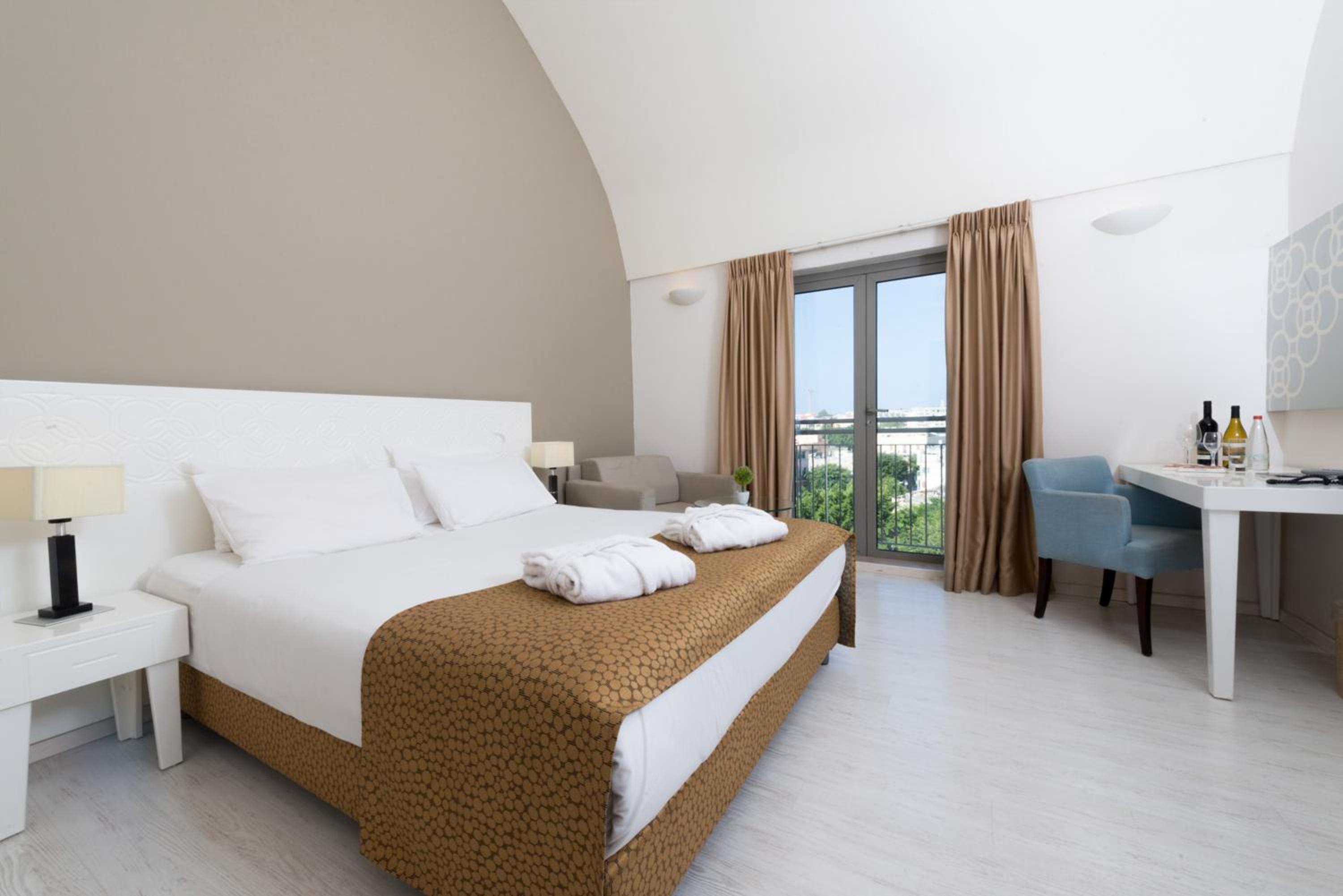 Crown Room Jaffa View - Photo 3