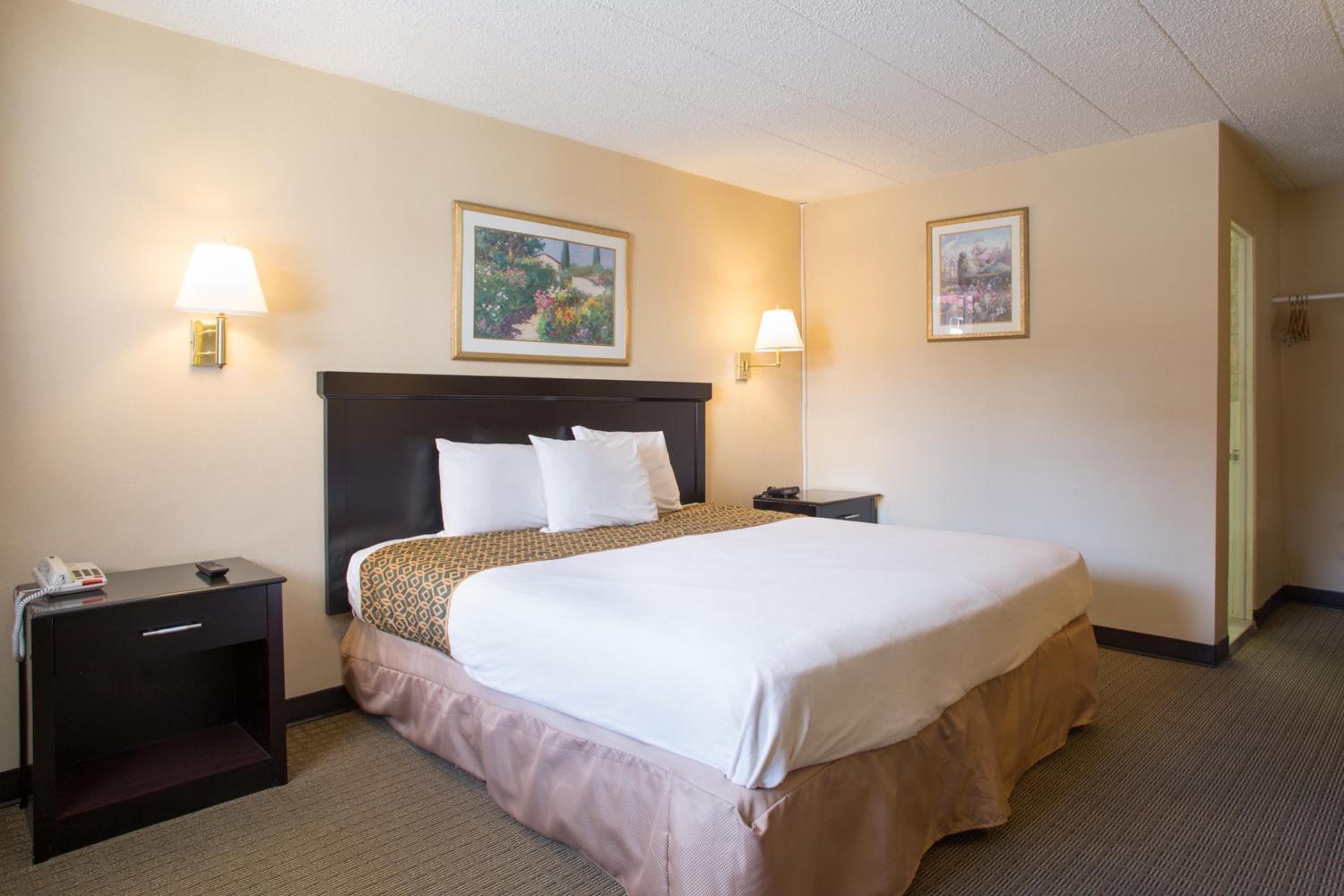 Standard King Room - Non-Smoking  - Photo 5
