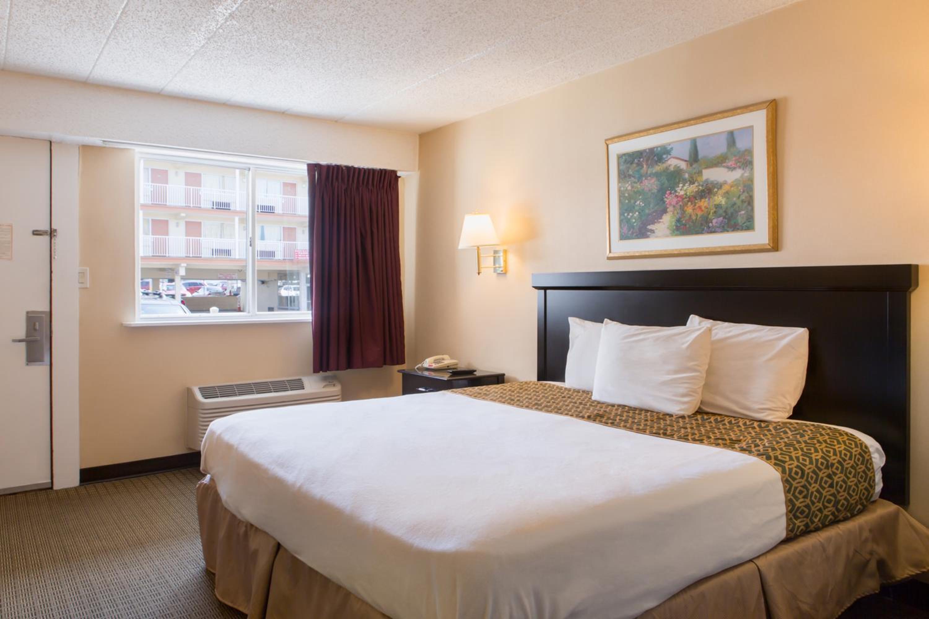 Standard King Room - Non-Smoking  - Photo 1