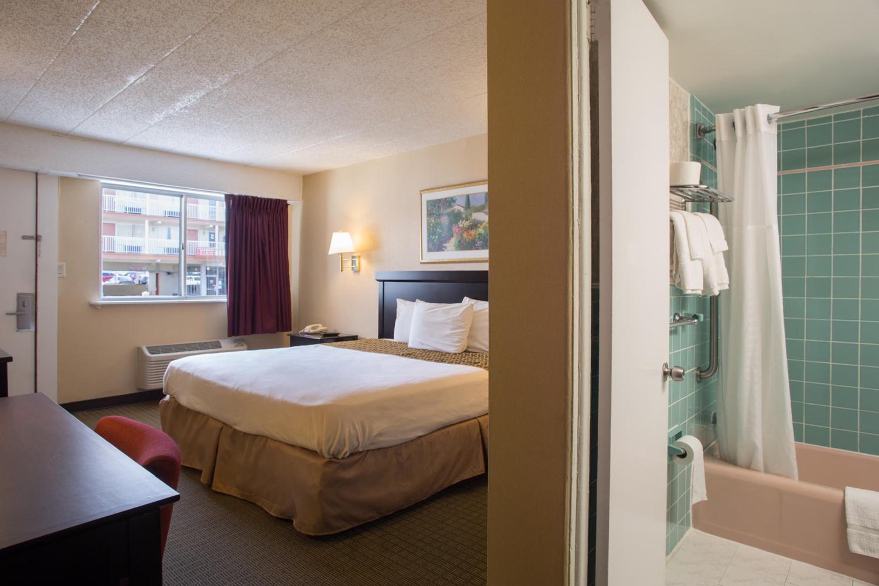 Standard King Room - Non-Smoking  - Photo 6
