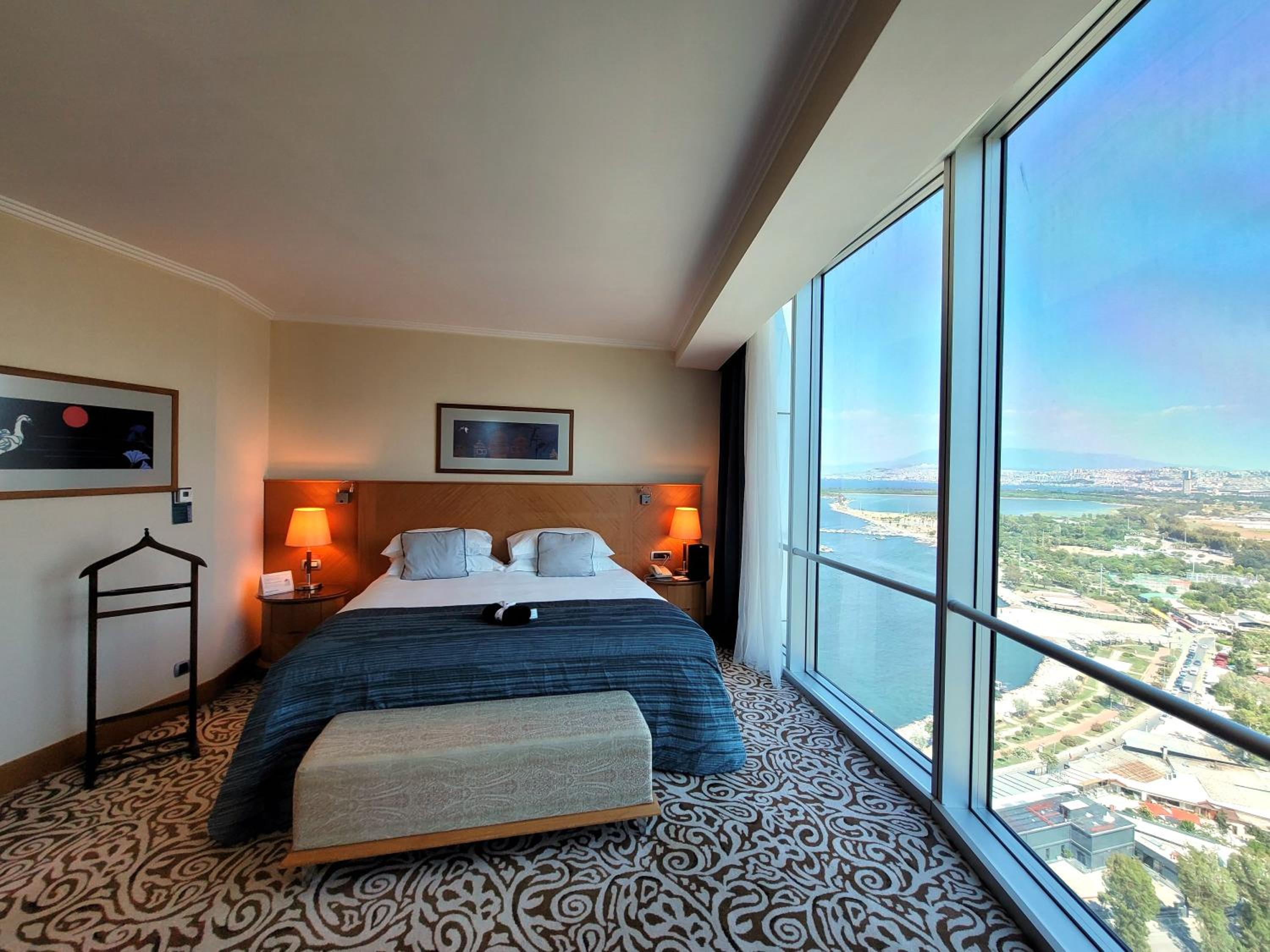 Junior King Suite with Mountain View - Non-Smoking