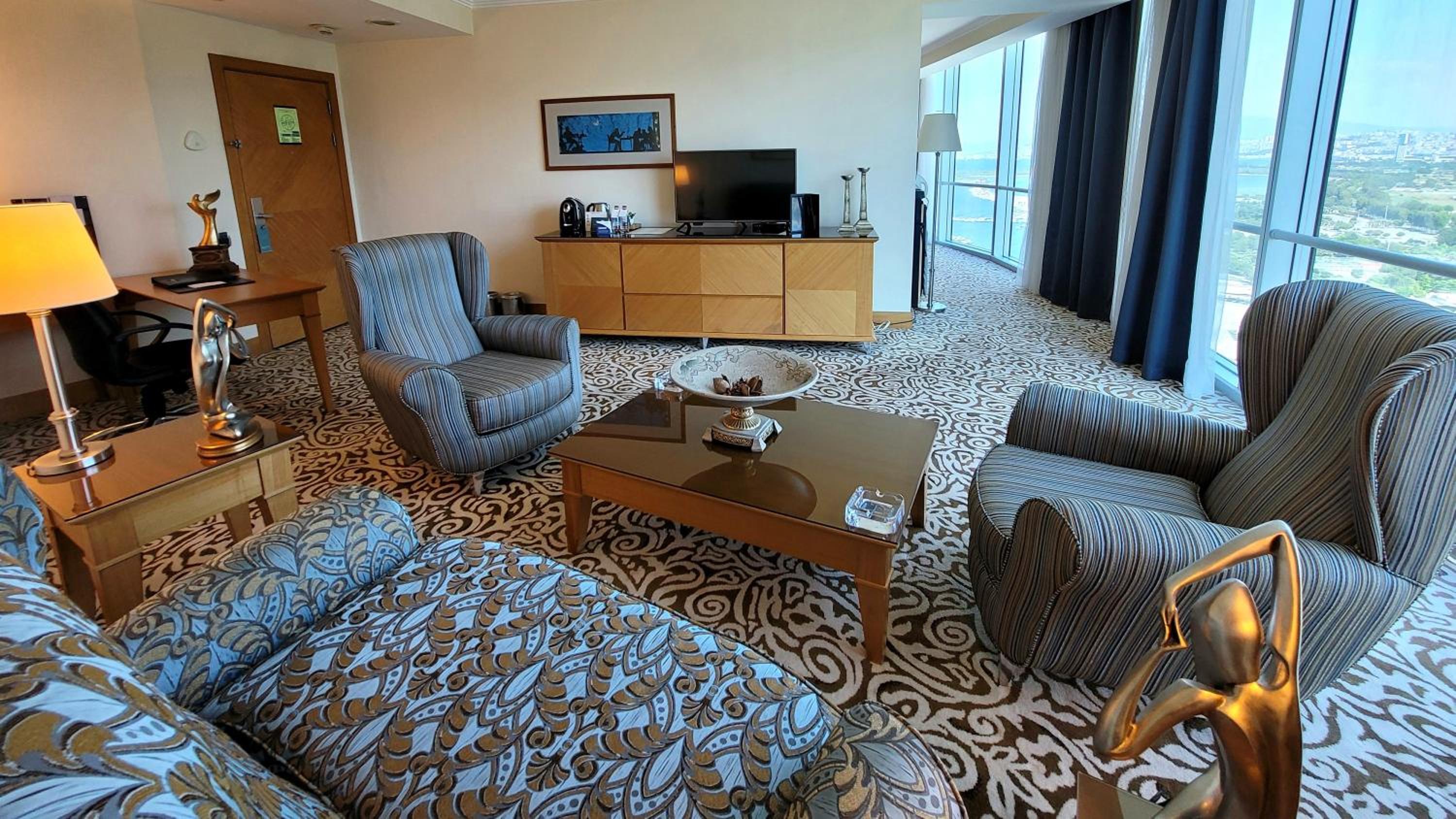 Junior King Suite with Mountain View - Non-Smoking