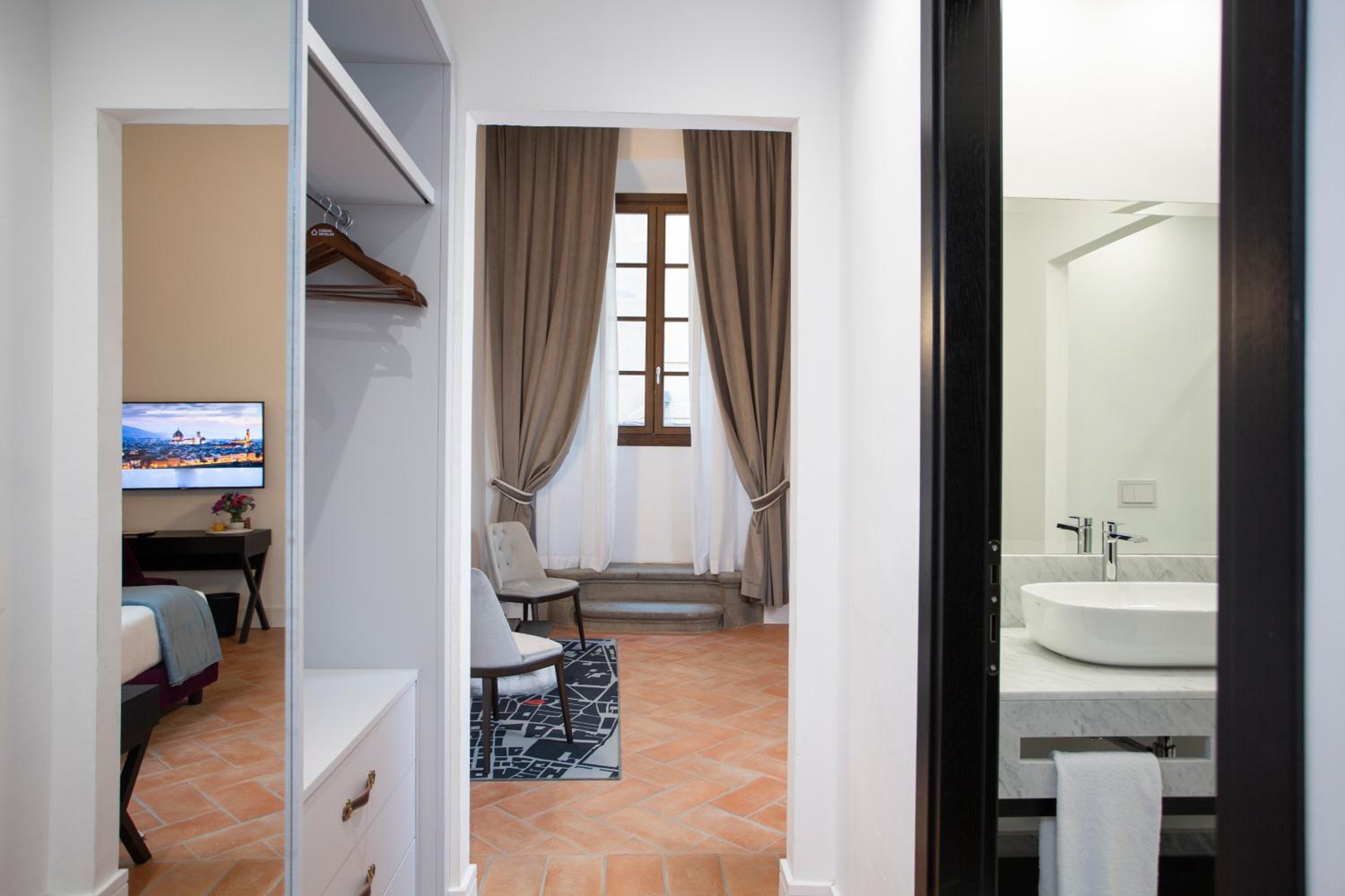 Double or Twin Room thumbnail 5