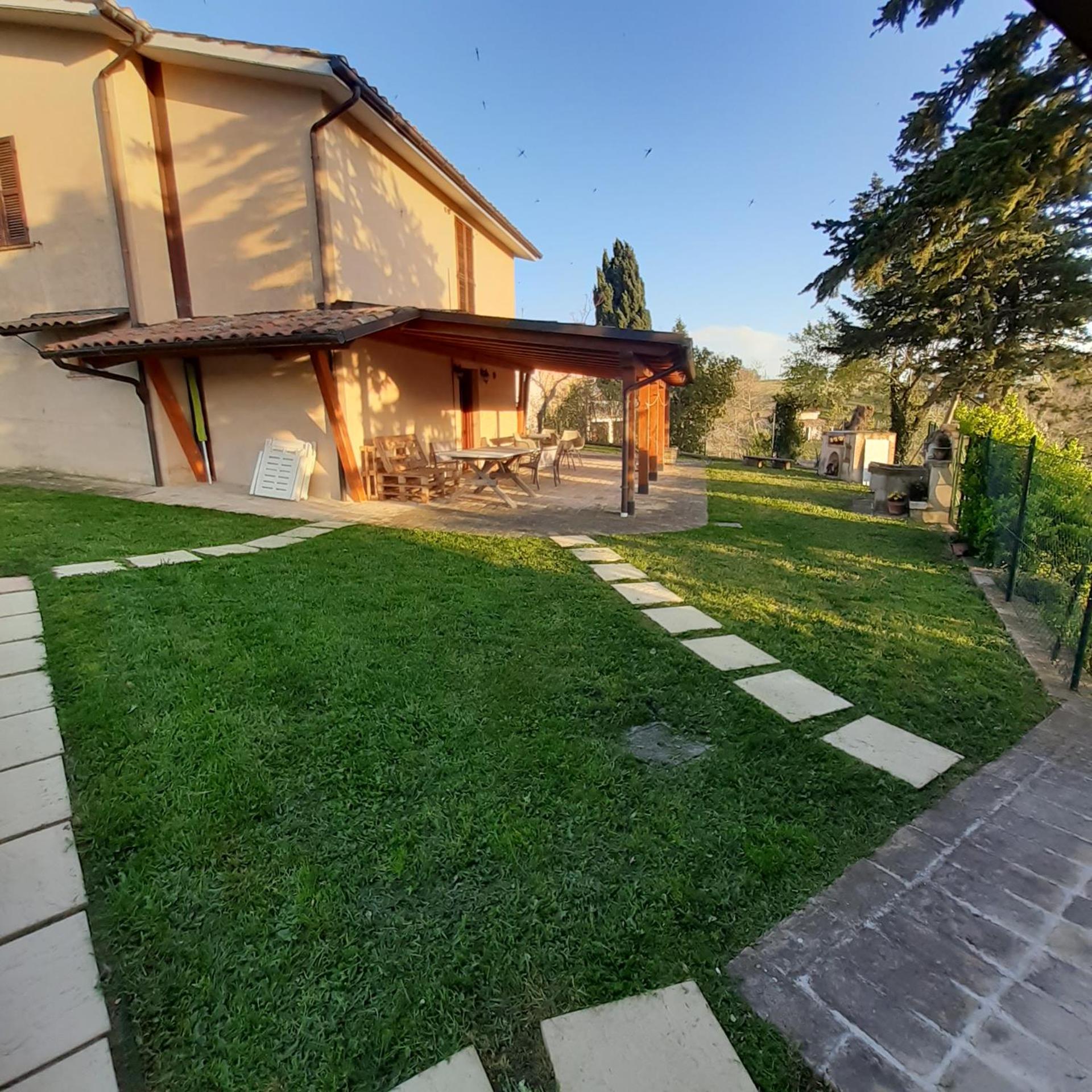 Five-Bedroom House photo 2