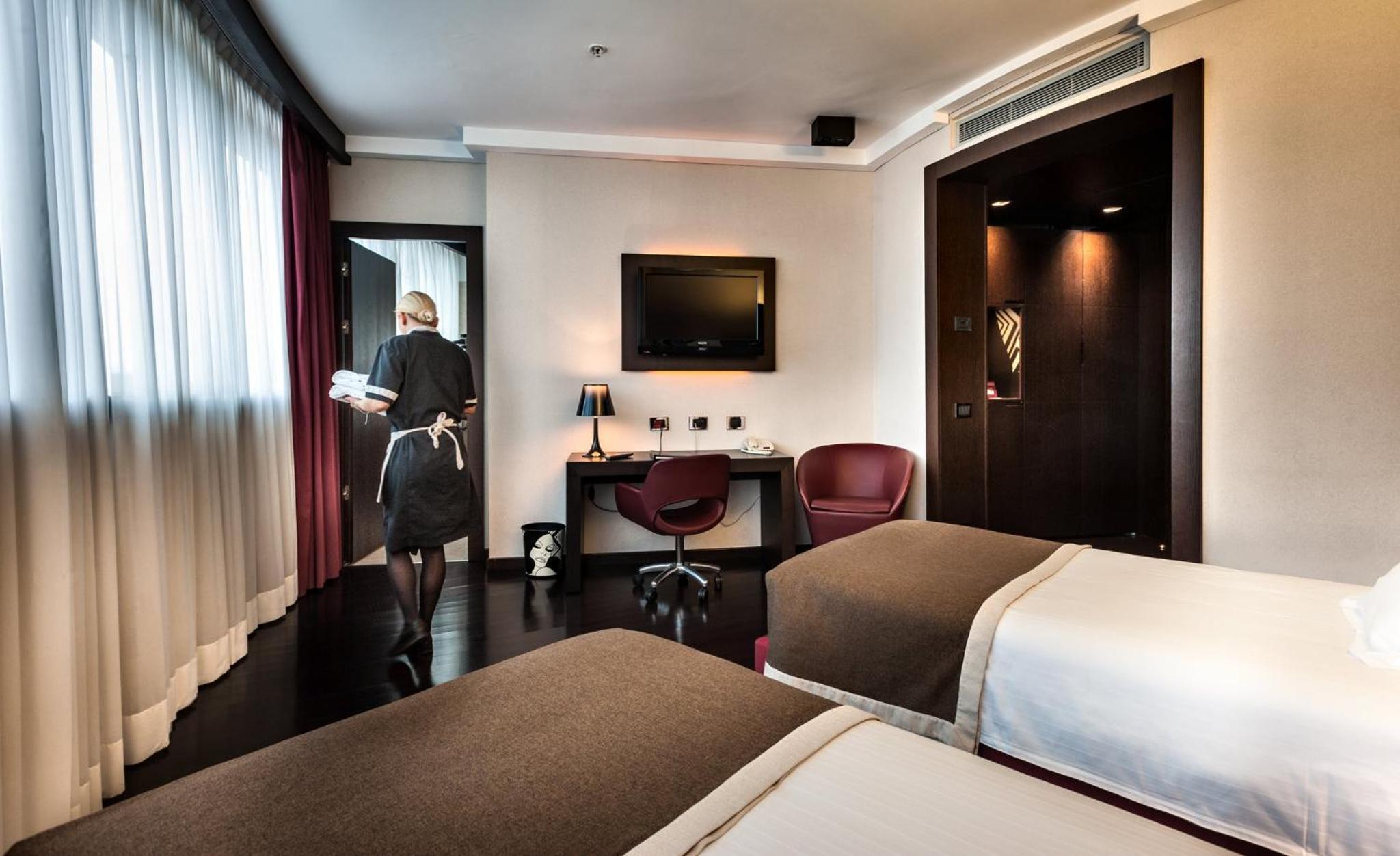 Premium Corner Twin Room