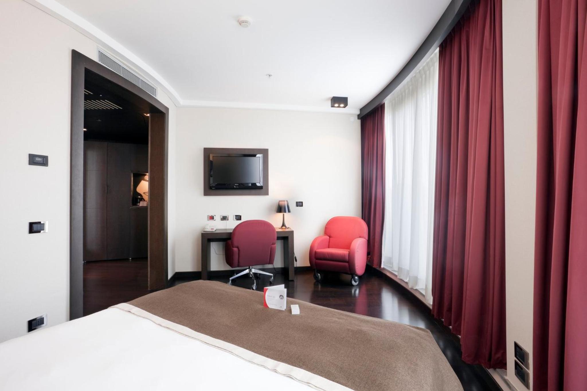 Premium King Room with Balcony thumbnail 6