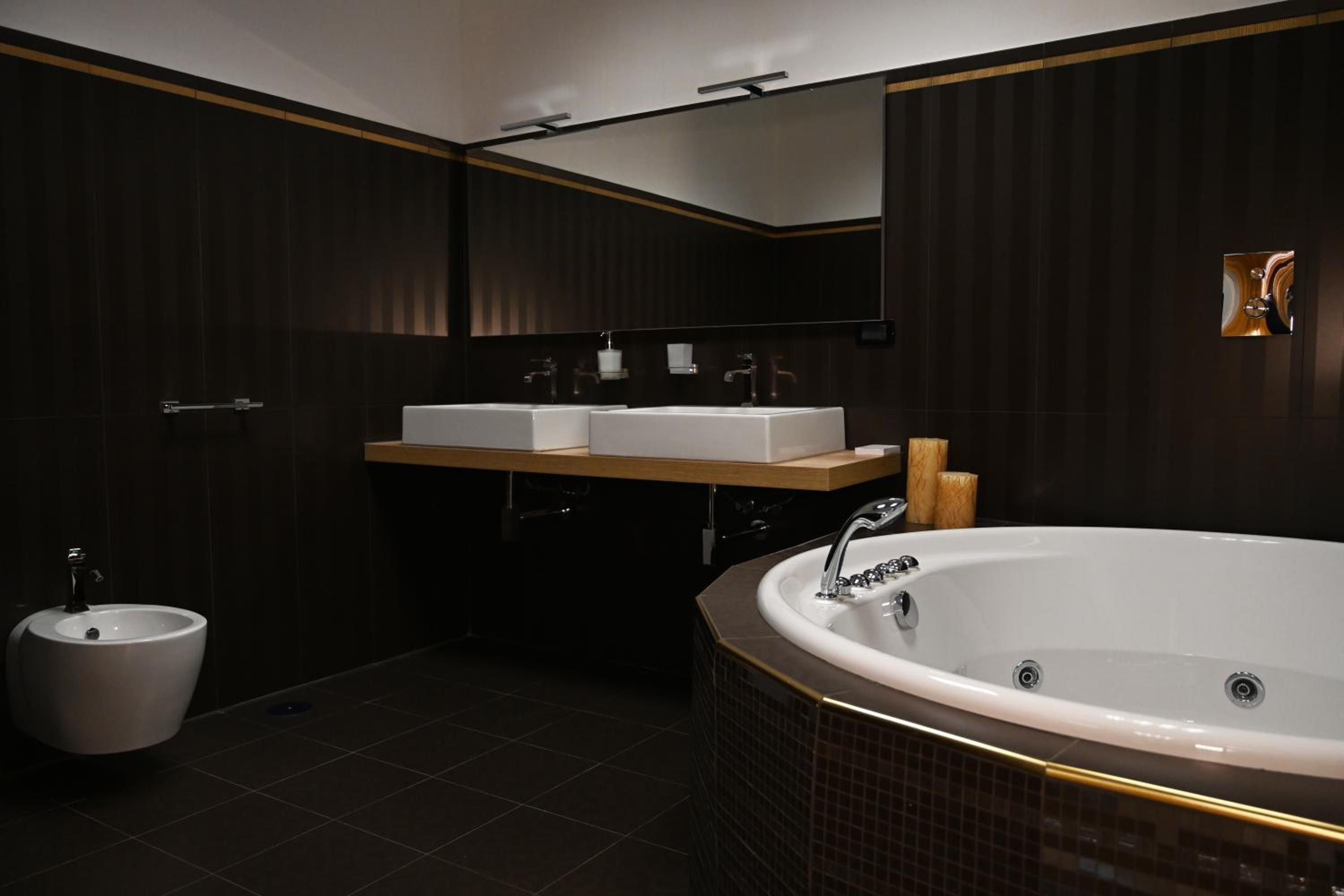 King Suite with Spa Bath photo 3
