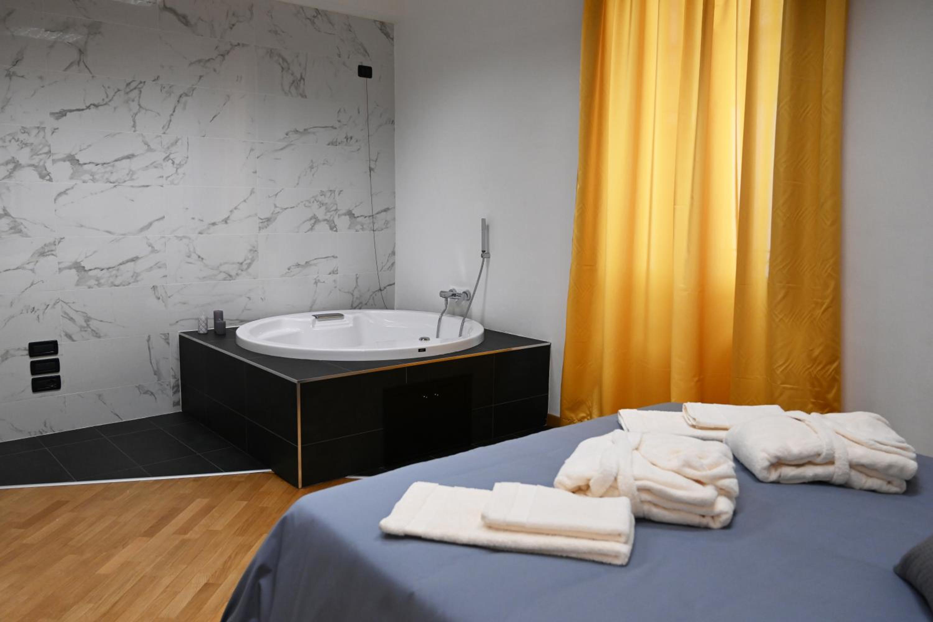 Deluxe Suite with Spa Bath photo 2