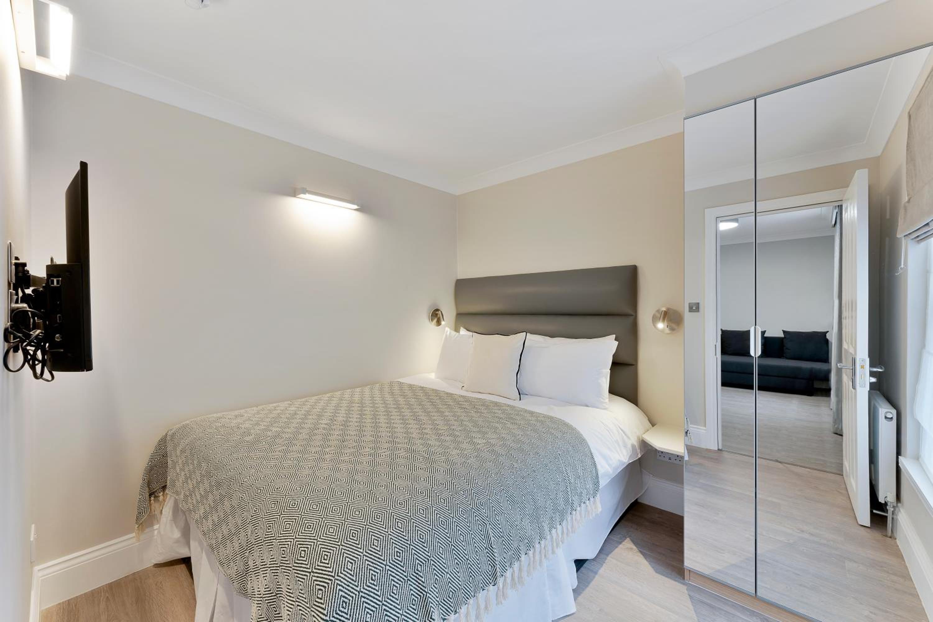 One-Bedroom Apartment with Double Sofa Bed photo 3