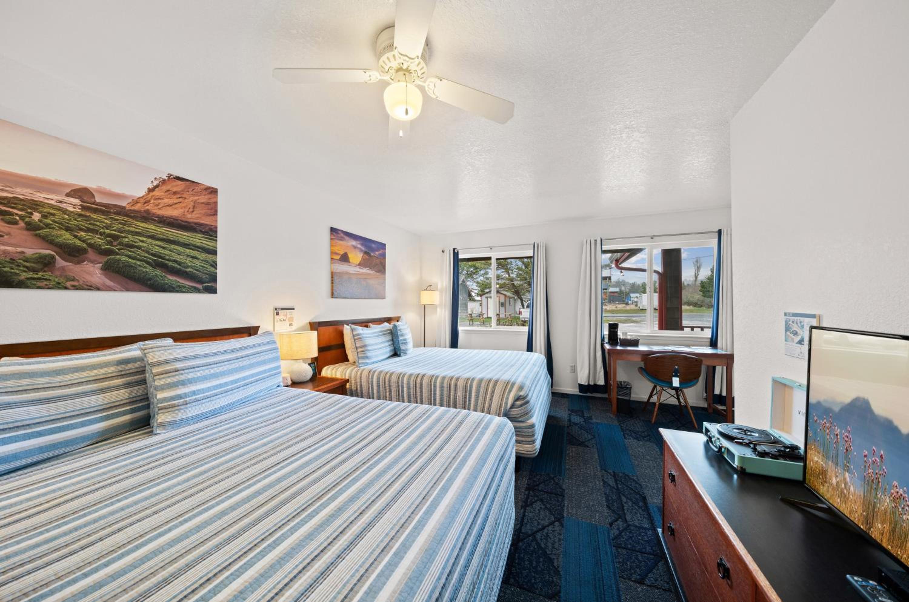 Queen Room with Two Queen Beds photo 1