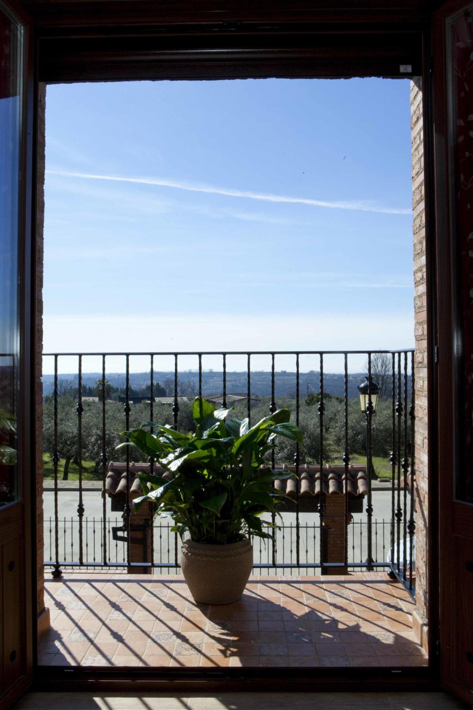 Double Room with Balcony - Photo 4