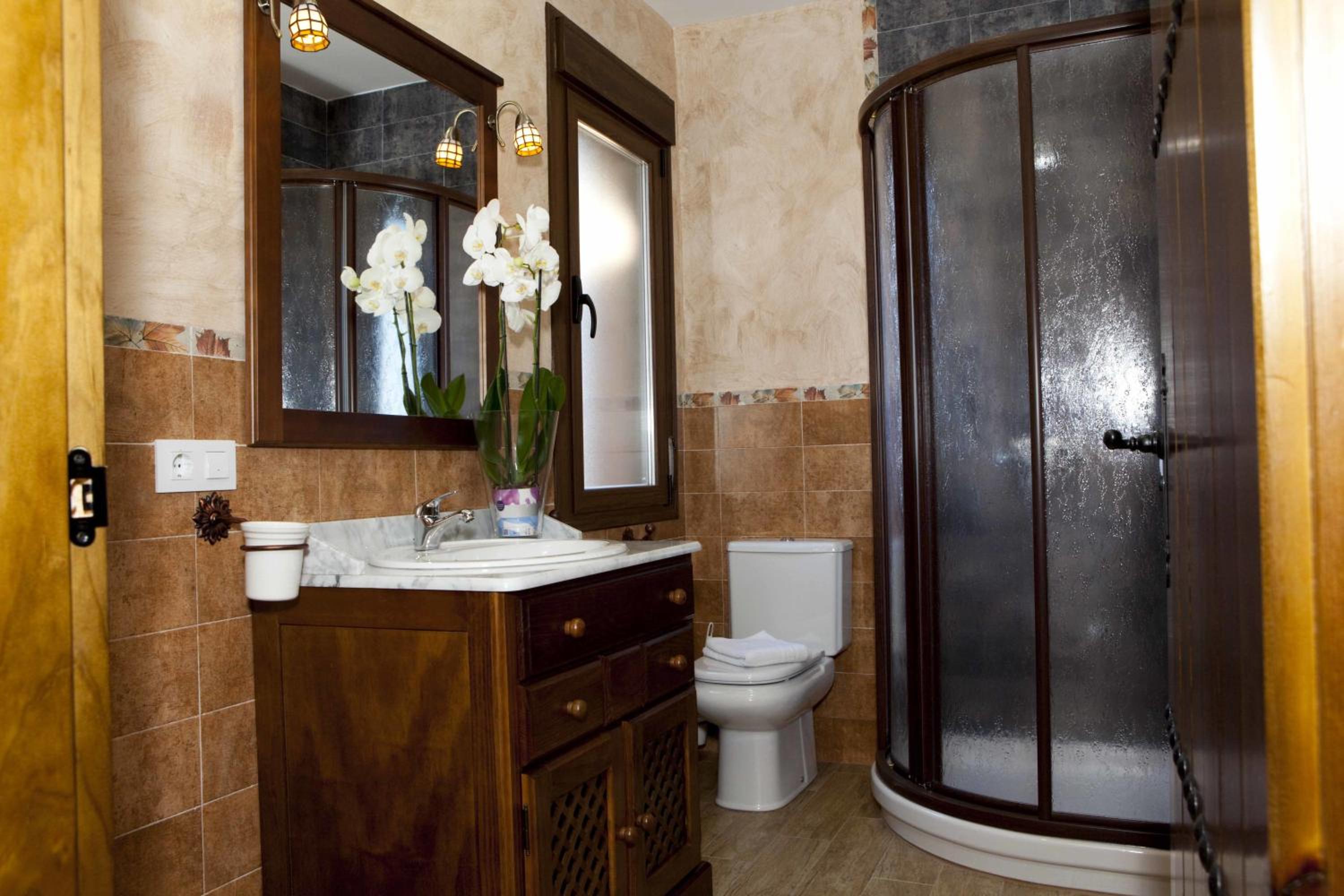 Double Room with Balcony - Photo 3