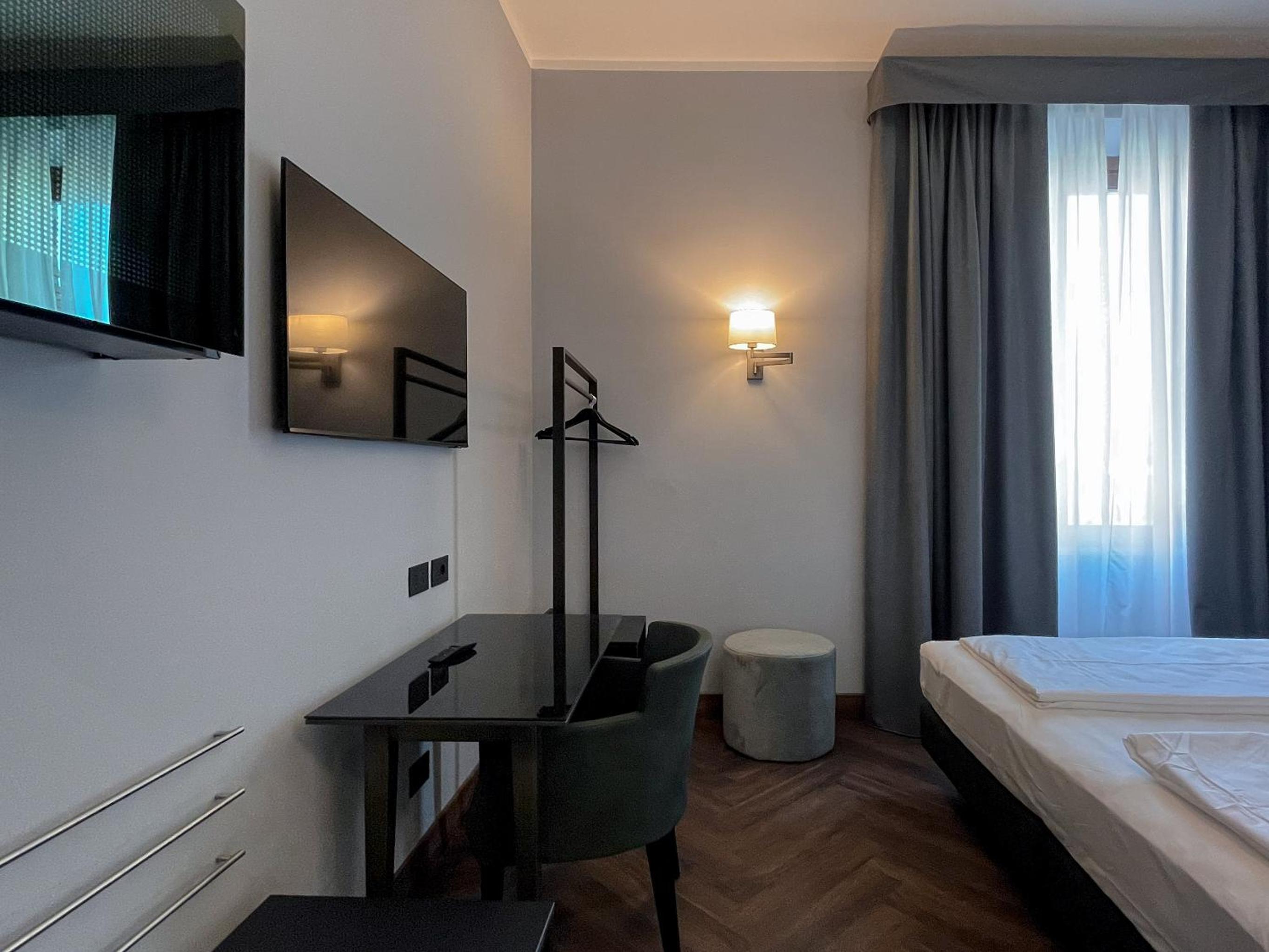 Deluxe Double or Twin Room - Photo 12