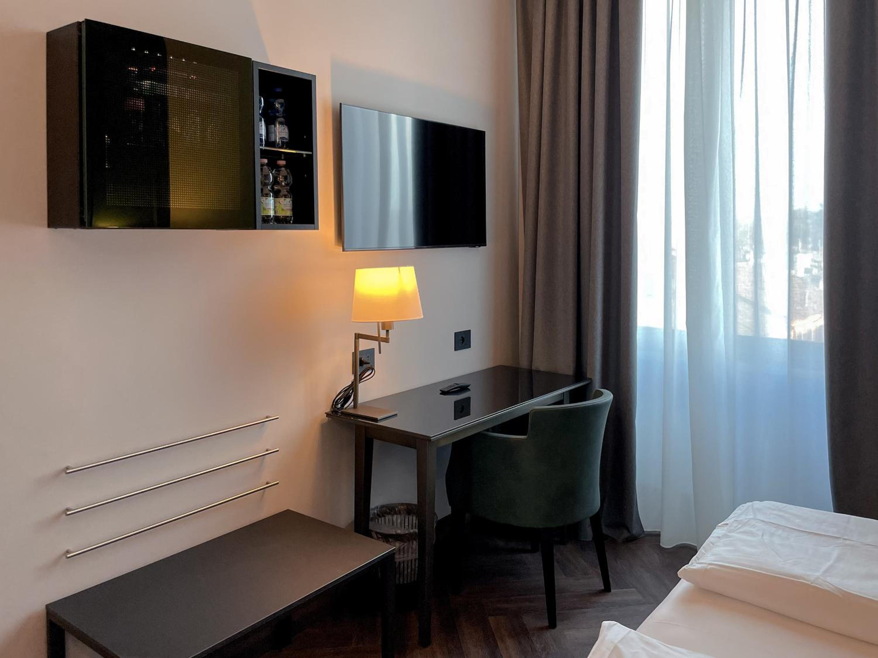 Deluxe Double or Twin Room - Photo 8