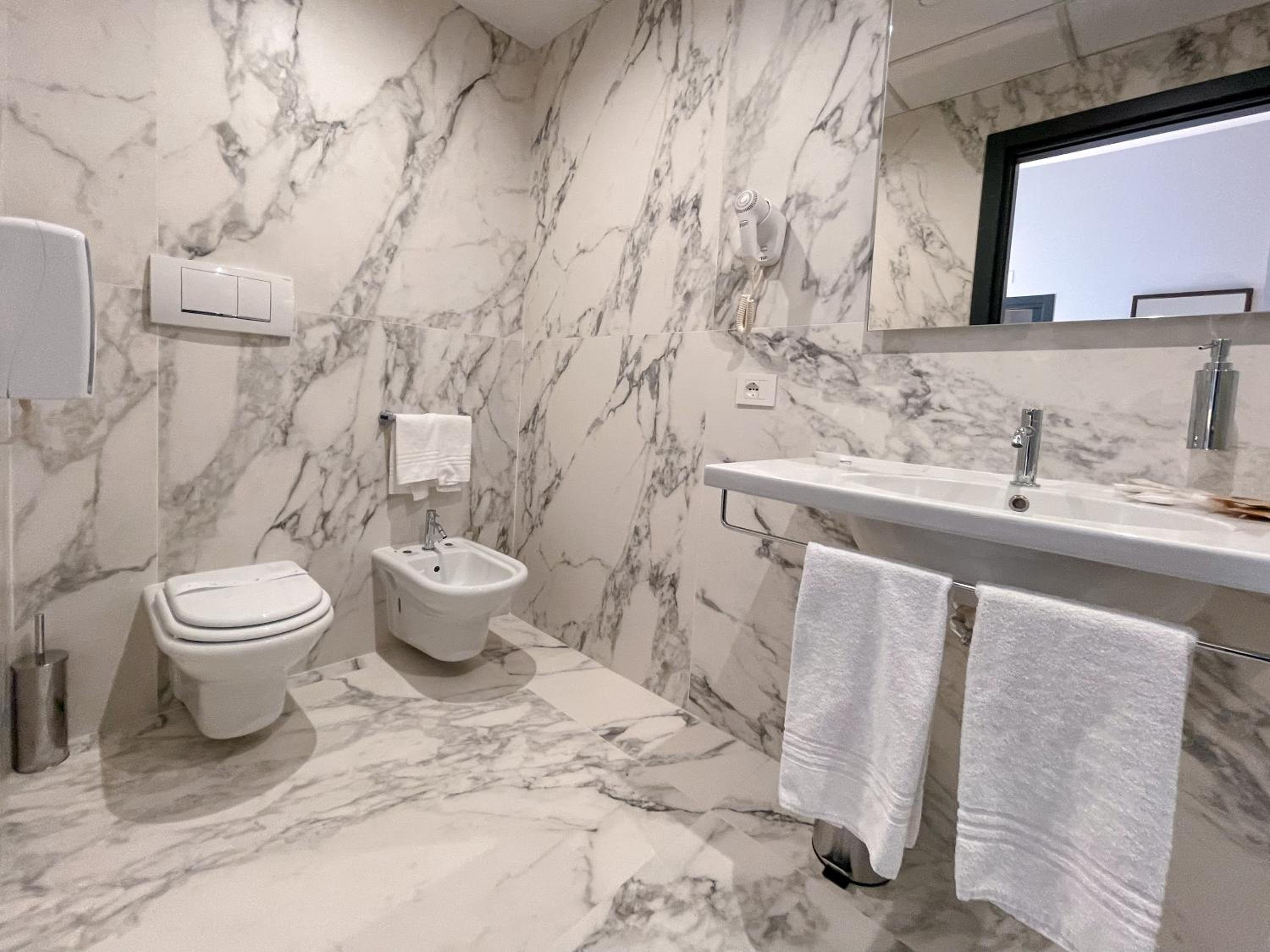 Deluxe Double or Twin Room - Photo 15