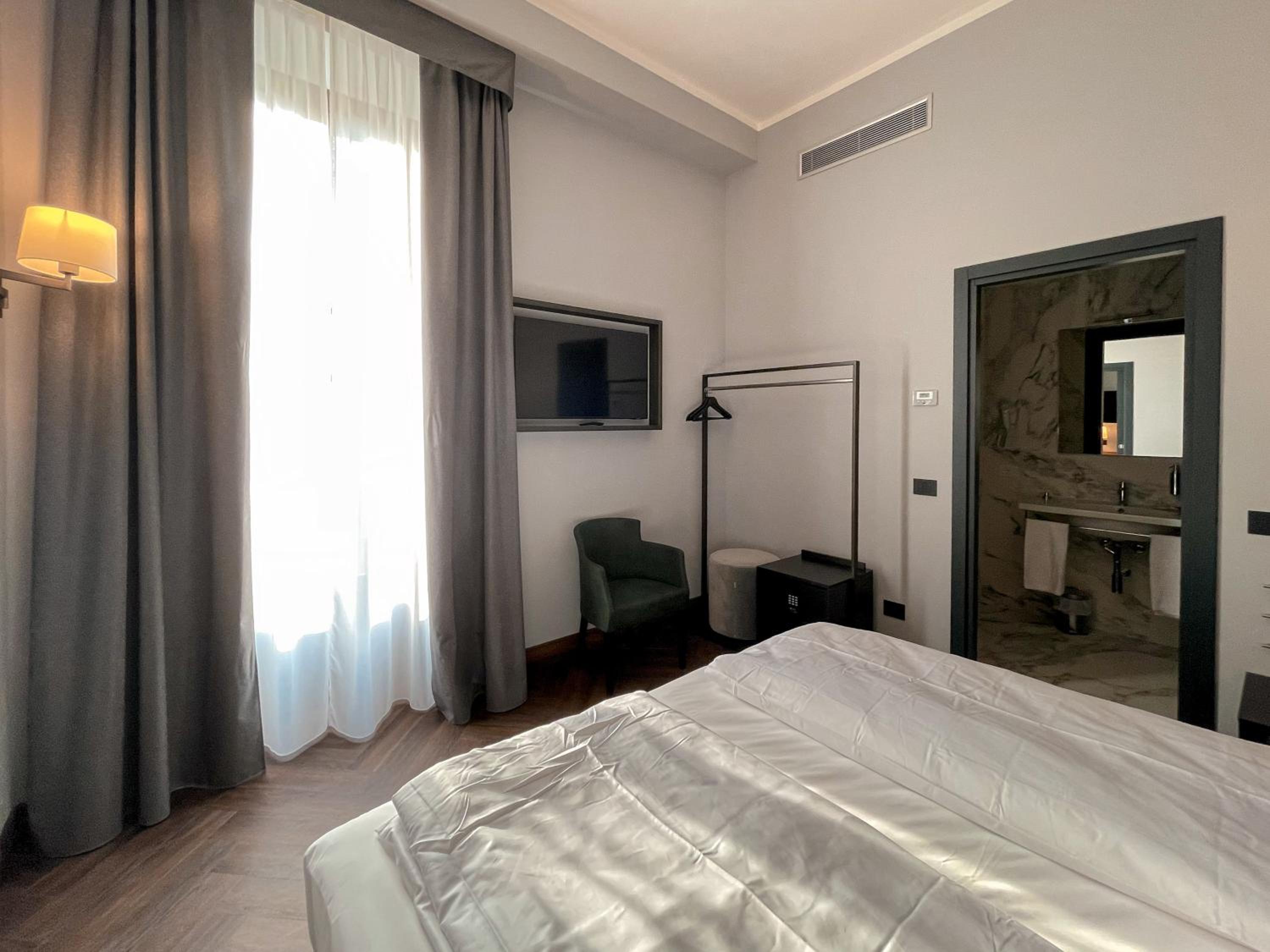 Deluxe Double or Twin Room - Photo 7